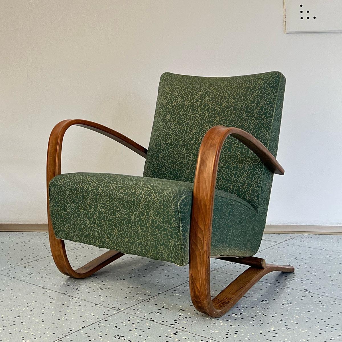 Elegant lounge chair in wood and fabric, model H-269, designed by Jindrich Halabala and manufactured by UP Závody in former Czechoslovakia, 1930s.

Perhaps one of the most well-known lounge chair models by the renowned Czech designer, the H-269