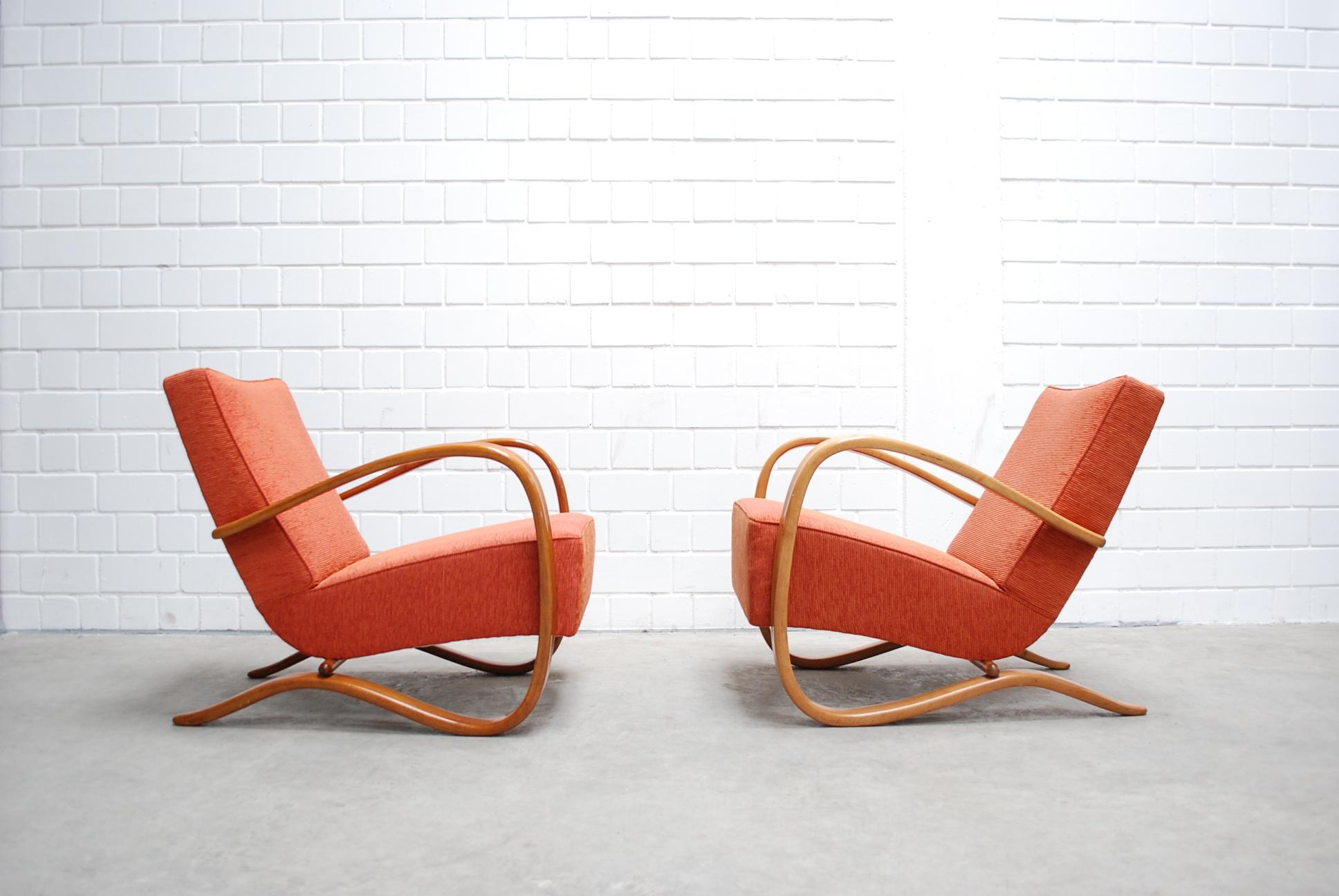 Ces fauteuils tchèques aux références de la période Art Déco sont conçus par Jindrich Halabala.
Le fabricant est Spojené UP Zàvody.
Les accoudoirs courbes sont en hêtre et sont laqués.
Les chaises sont restaurées et retapissées avec un nouveau