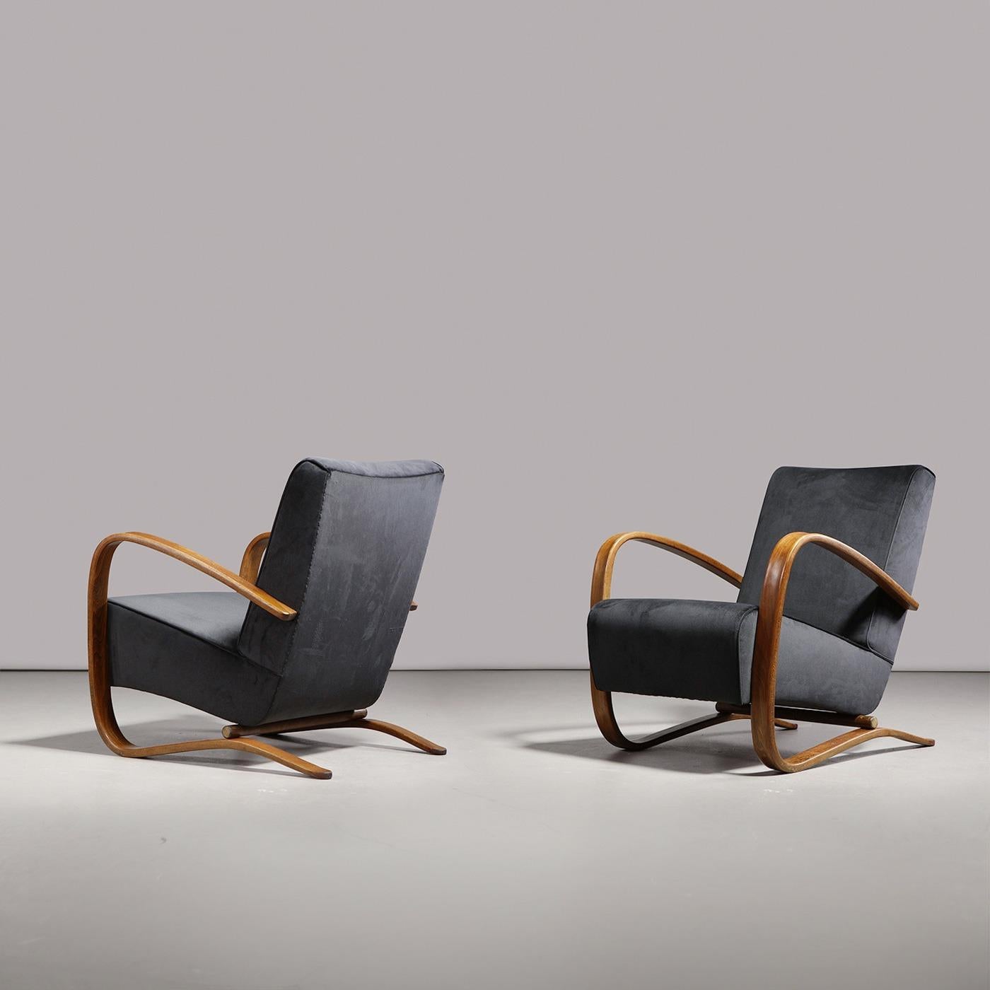 Jindřich Halabala per UP Závody, coppia di poltrone modello 'H-269', legno, rivestimento in tessuto di velluto nero, ex Cecoslovacchia, anni '30.

Coppia di poltrone, modello 