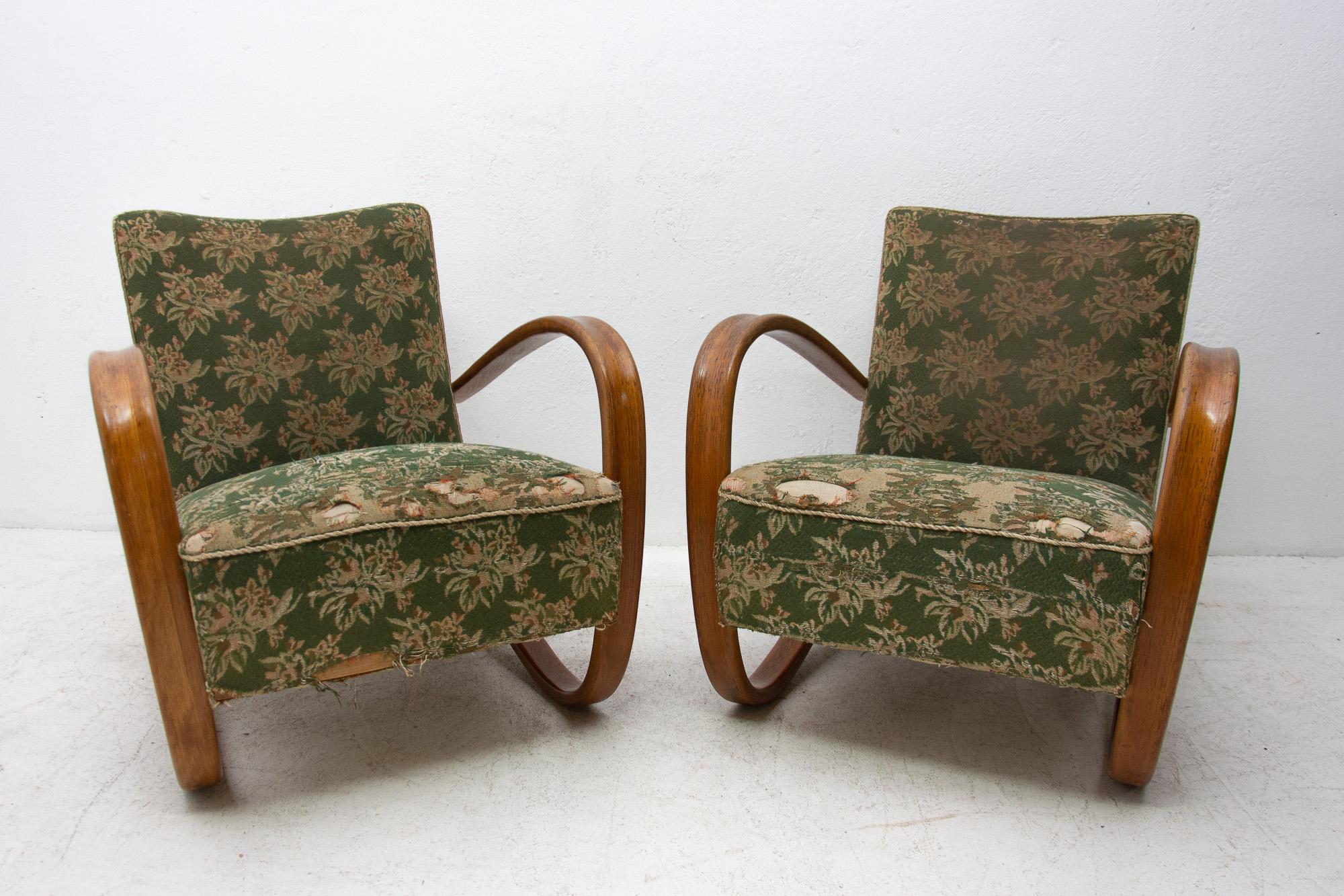 A pair of famous Art Deco ebonized bentwood armchairs by Jindrich Halabala, model H-269 from the 1930s. These armchairs were made by TON company in the 1950s. The wooden armrests are in very good vintage condition without cracks etc.
The upholstery