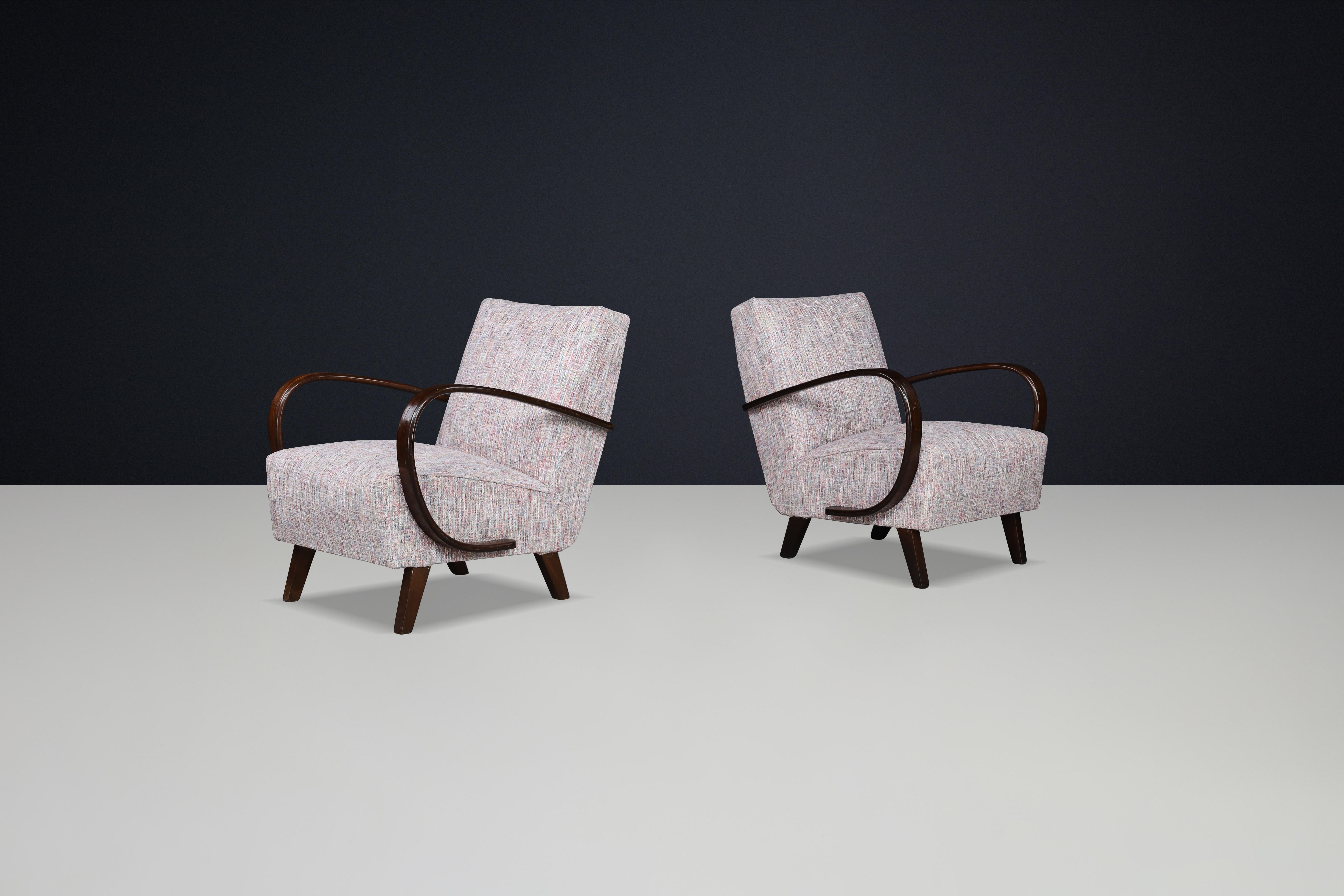 Jindrich Halabala neu gepolsterte Bugholz-Lounge-Stühle, 1940er Jahre Tschechische Republik.

Diese kultigen Sessel stammen aus Tschechien und wurden um 1940 hergestellt. Das von Thonet hergestellte Modell H-227 wurde von Jindrich Halabala entworfen