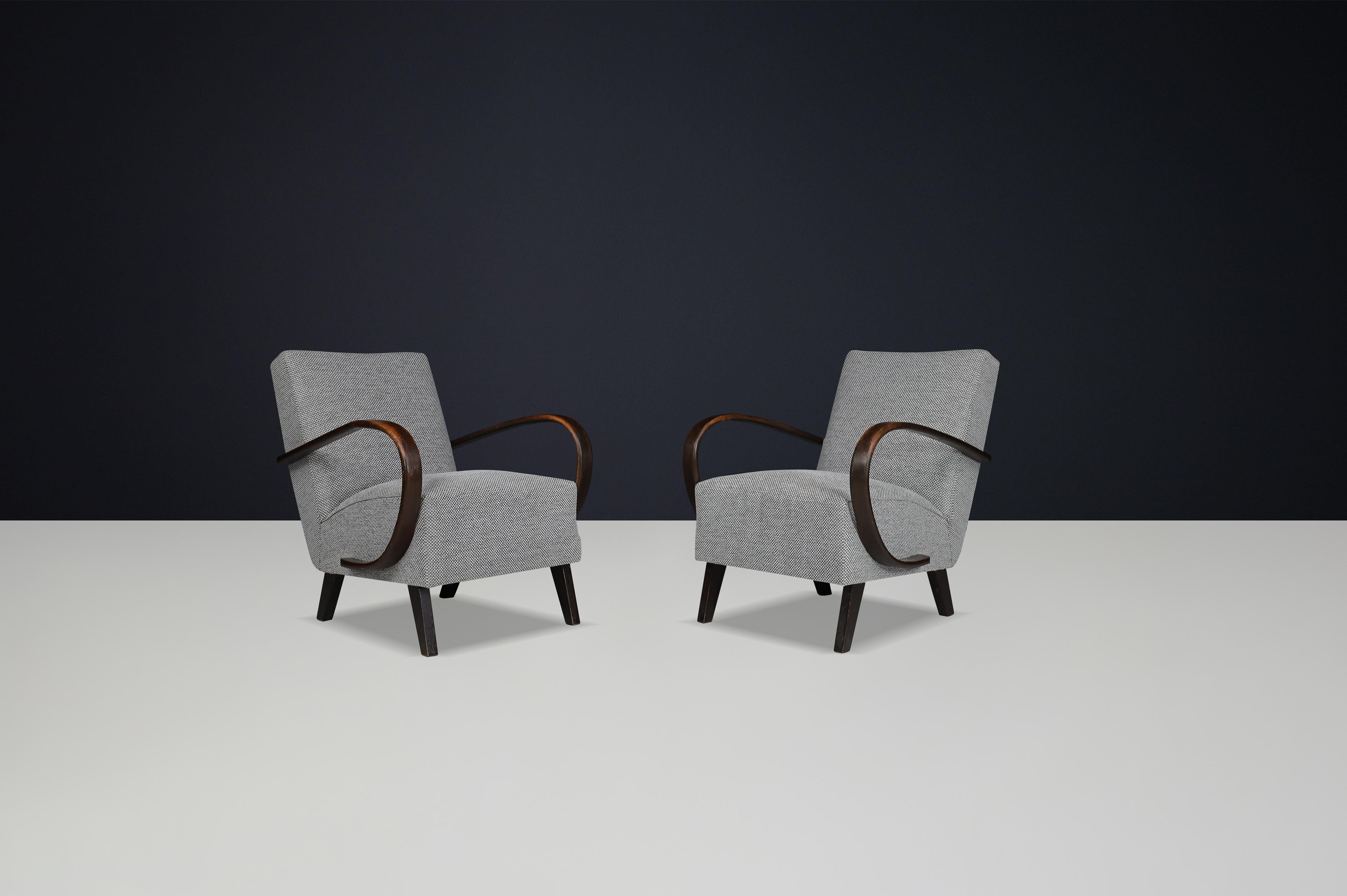 Jindrich Halabala neu gepolsterte Bugholz-Lounge-Stühle, 1940er Jahre Tschechische Republik.

Diese kultigen Sessel stammen aus Tschechien und wurden um 1940 hergestellt. Das von Thonet hergestellte Modell H-227 wurde von Jindrich Halabala entworfen
