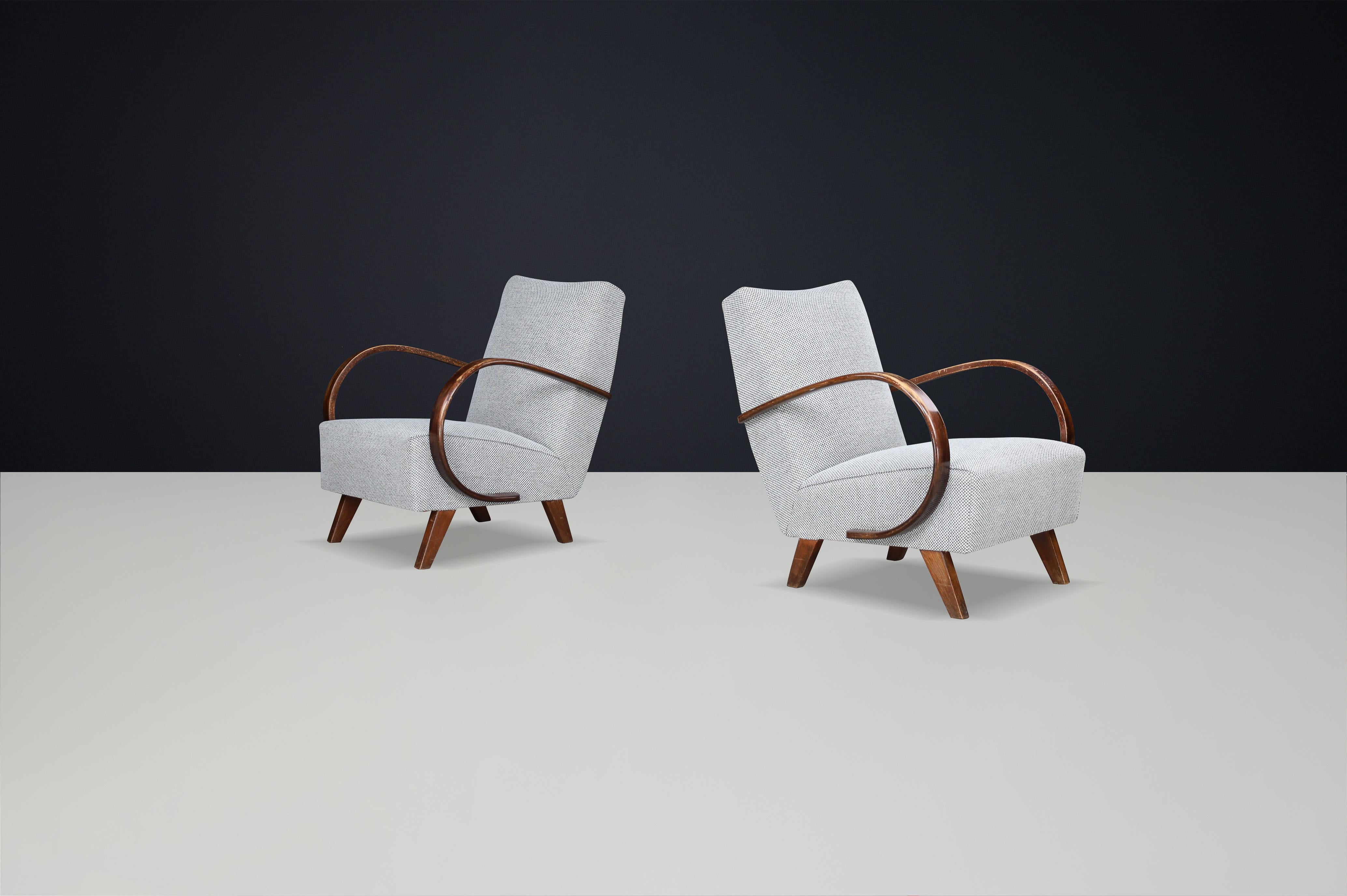 Jindrich Halabala neu gepolsterte Bugholz-Lounge-Stühle, 1940er Jahre Tschechische Republik.

Diese kultigen Sessel stammen aus Tschechien und wurden um 1940 hergestellt. Das von Thonet hergestellte Modell H-227 wurde von Jindrich Halabala entworfen