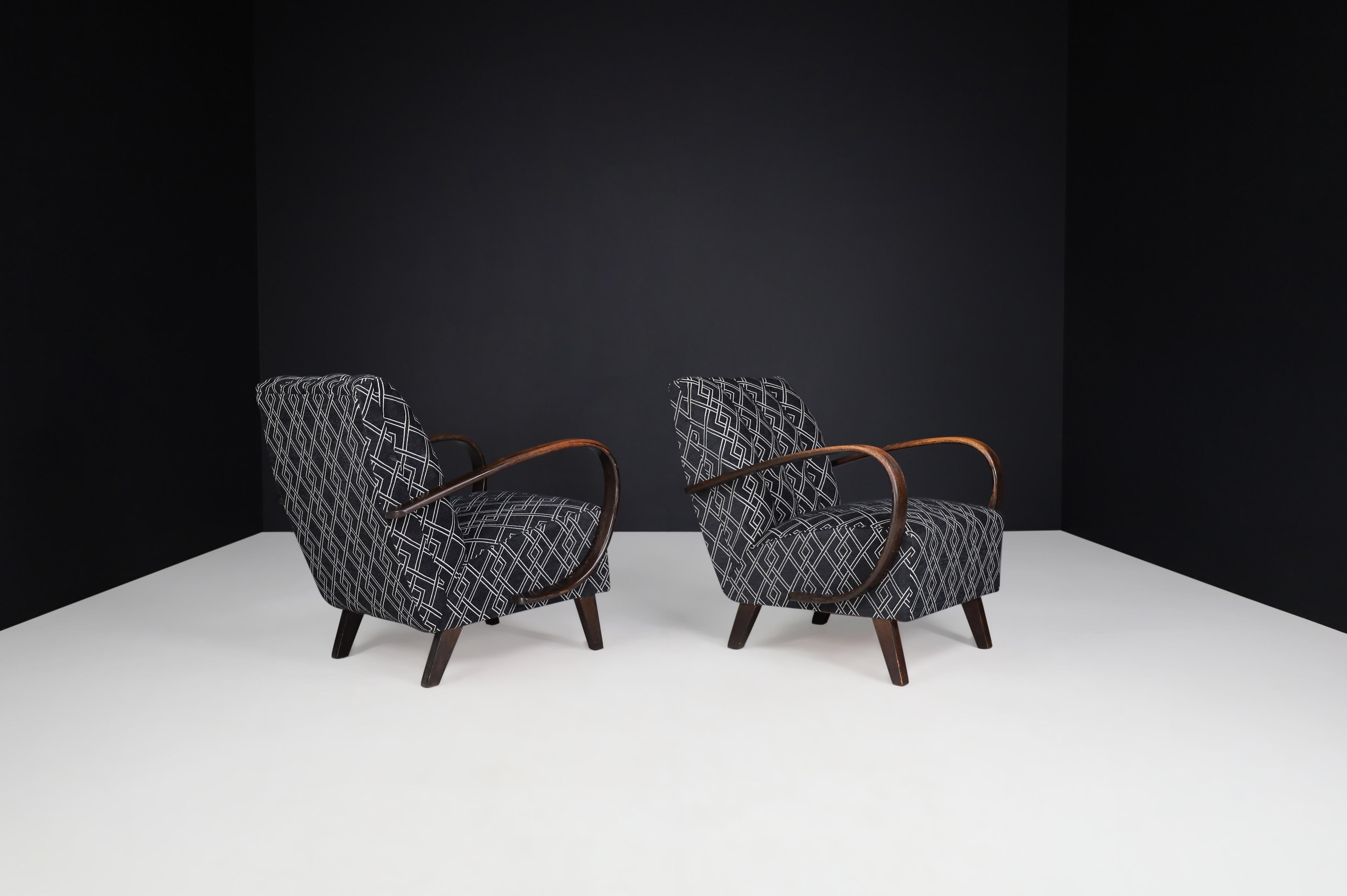 Jindrich Halabala re-upholstered patinated bentwood lounge chairs, 1940s Czech Republic.

These iconic set lounge chairs are from Czechia, circa 1940. Produced by Thonet, these lounge chairs (model H-227), designed by Jindrich Halabala, are a norm