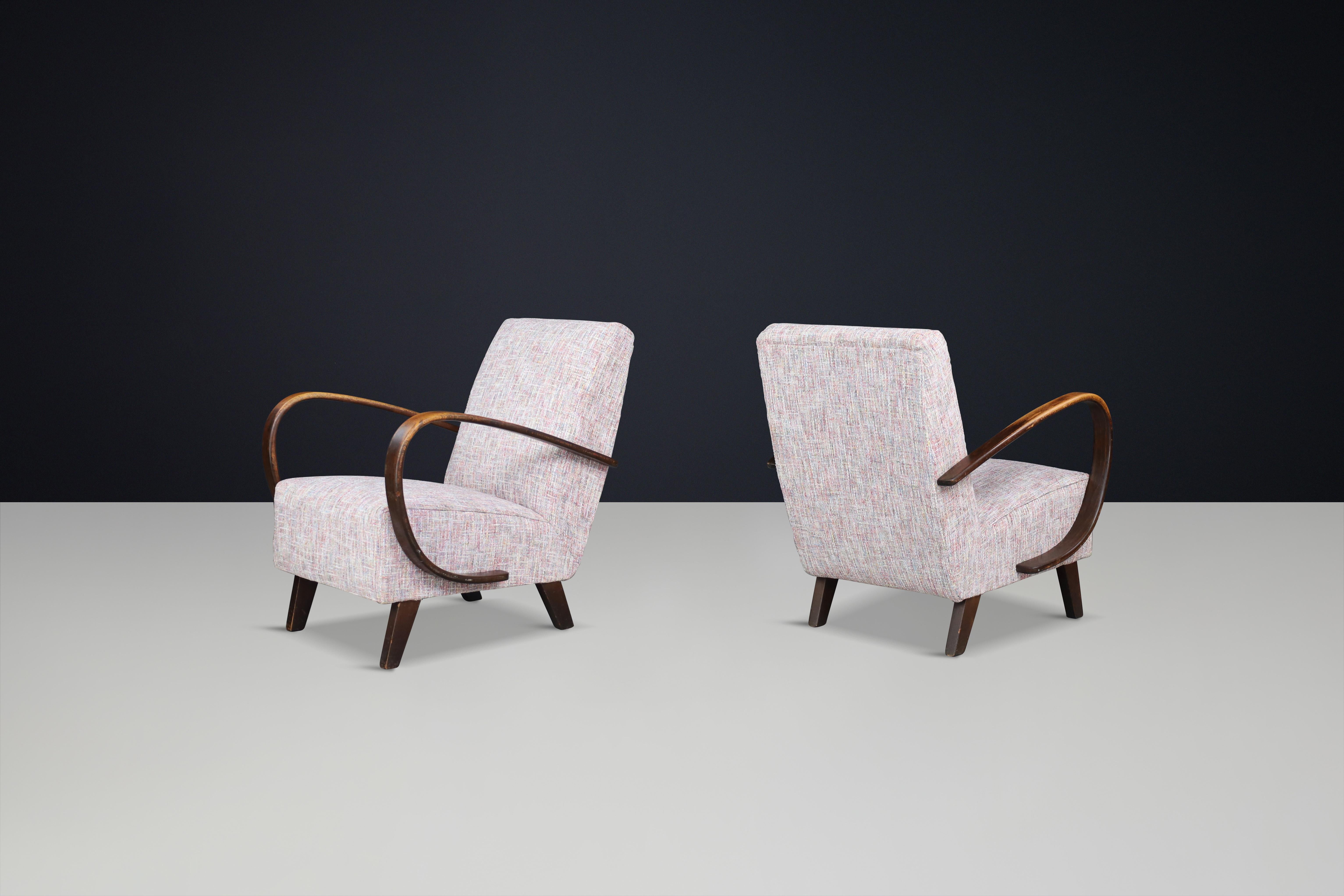 Jindrich Halabala Sessel aus patiniertem Bugholz, neu gepolstert, 1940er Jahre, Tschechische Republik.

Diese kultigen Sessel stammen aus Tschechien und wurden um 1940 hergestellt. Das von Thonet hergestellte Modell H-227 wurde von Jindrich Halabala