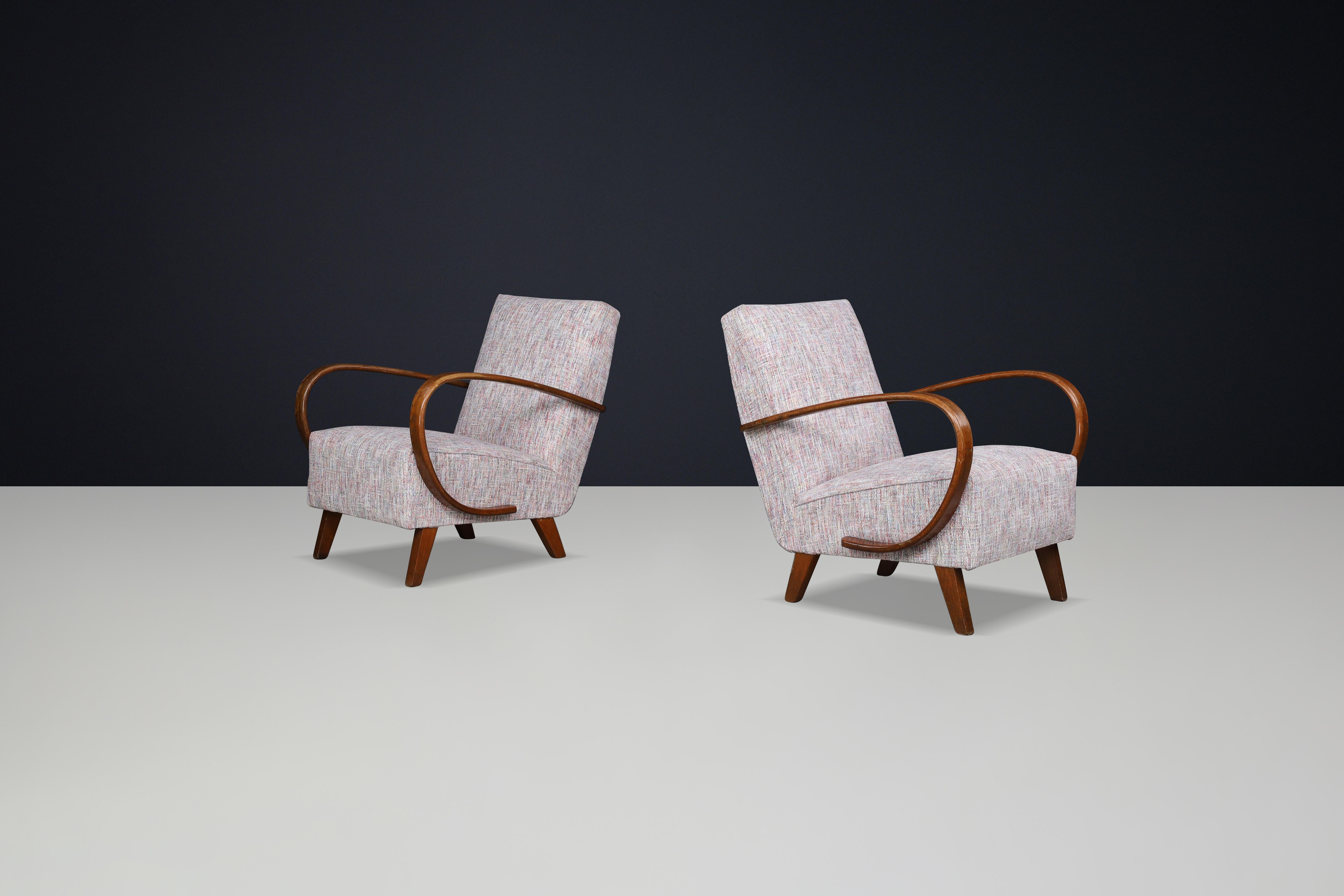 Jindrich Halabala Sessel aus patiniertem Bugholz, neu gepolstert, 1940er Jahre, Tschechische Republik.

Diese kultigen Sessel stammen aus Tschechien und wurden um 1940 hergestellt. Das von Thonet hergestellte Modell H-227 wurde von Jindrich Halabala