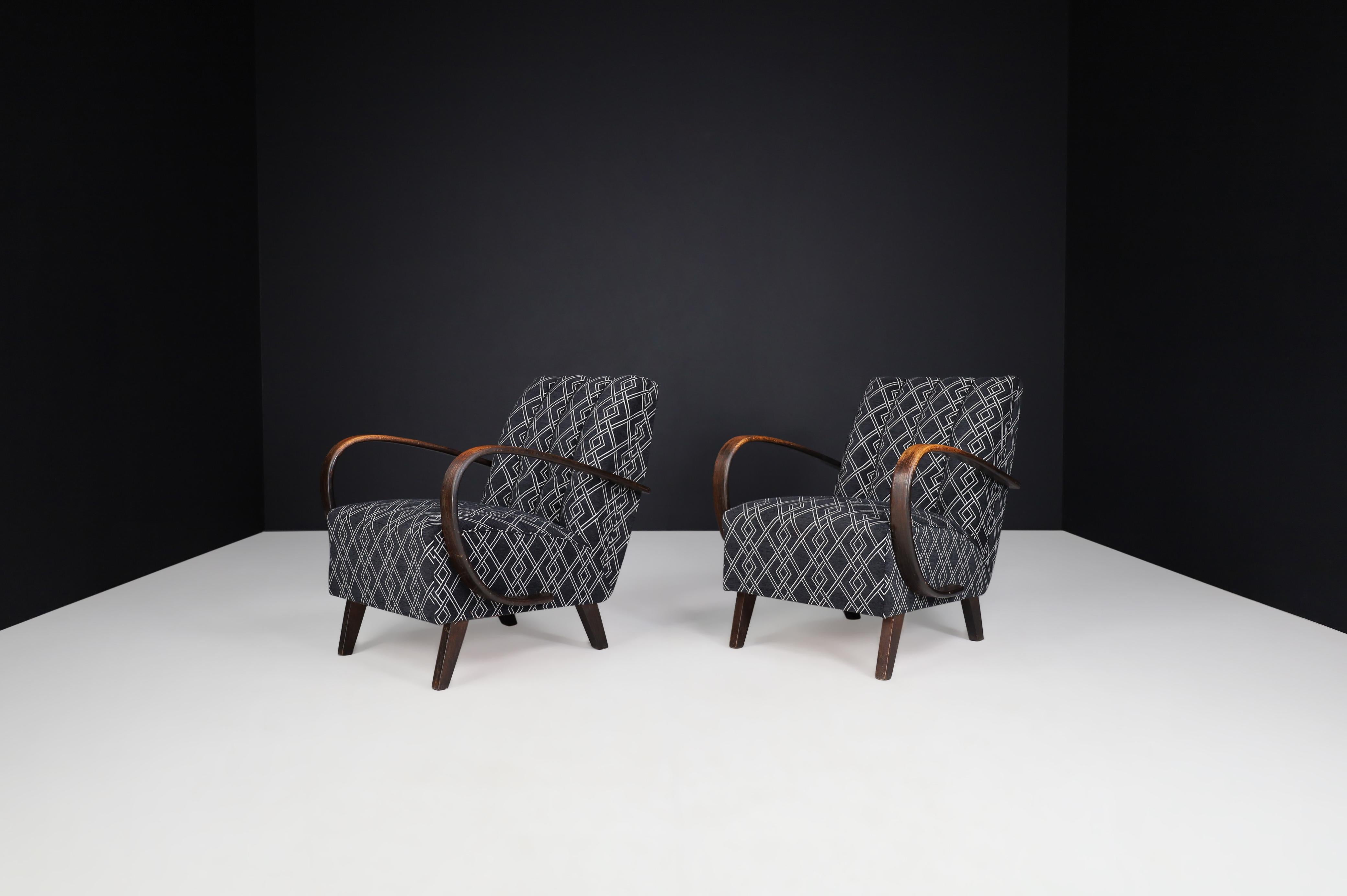 Jindrich Halabala Re-Upholstered Patinated Bentwood Lounge Chairs, 1940s In Good Condition In Almelo, NL
