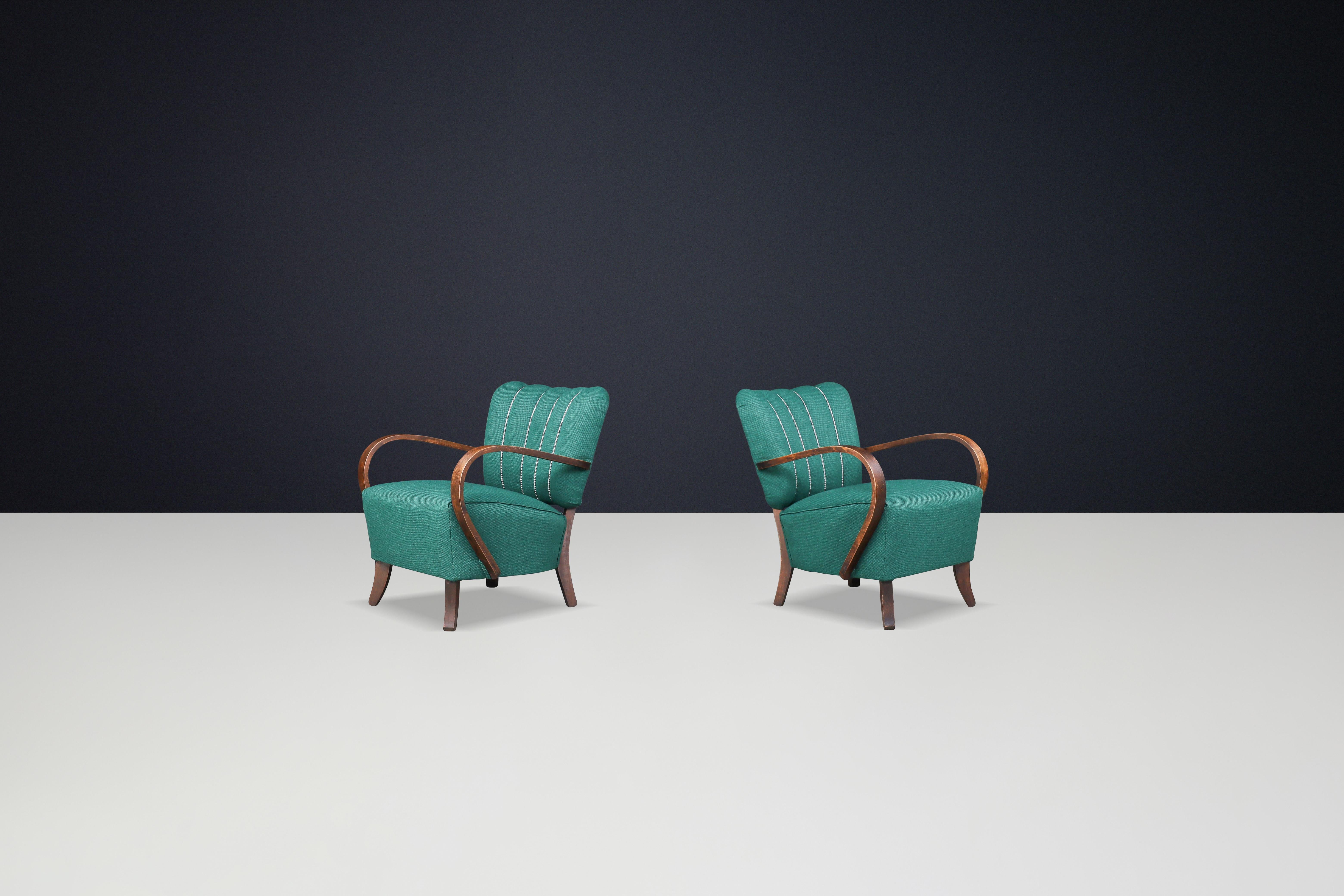 Sedie da salotto in legno curvo patinato JIndrich Halabala degli anni '30, Repubblica Ceca.

Queste iconiche sedie da salotto provengono dalla Repubblica Ceca e risalgono al 1930 circa. Sono stati prodotti da Thonet e disegnati da Jindrich Halabala,