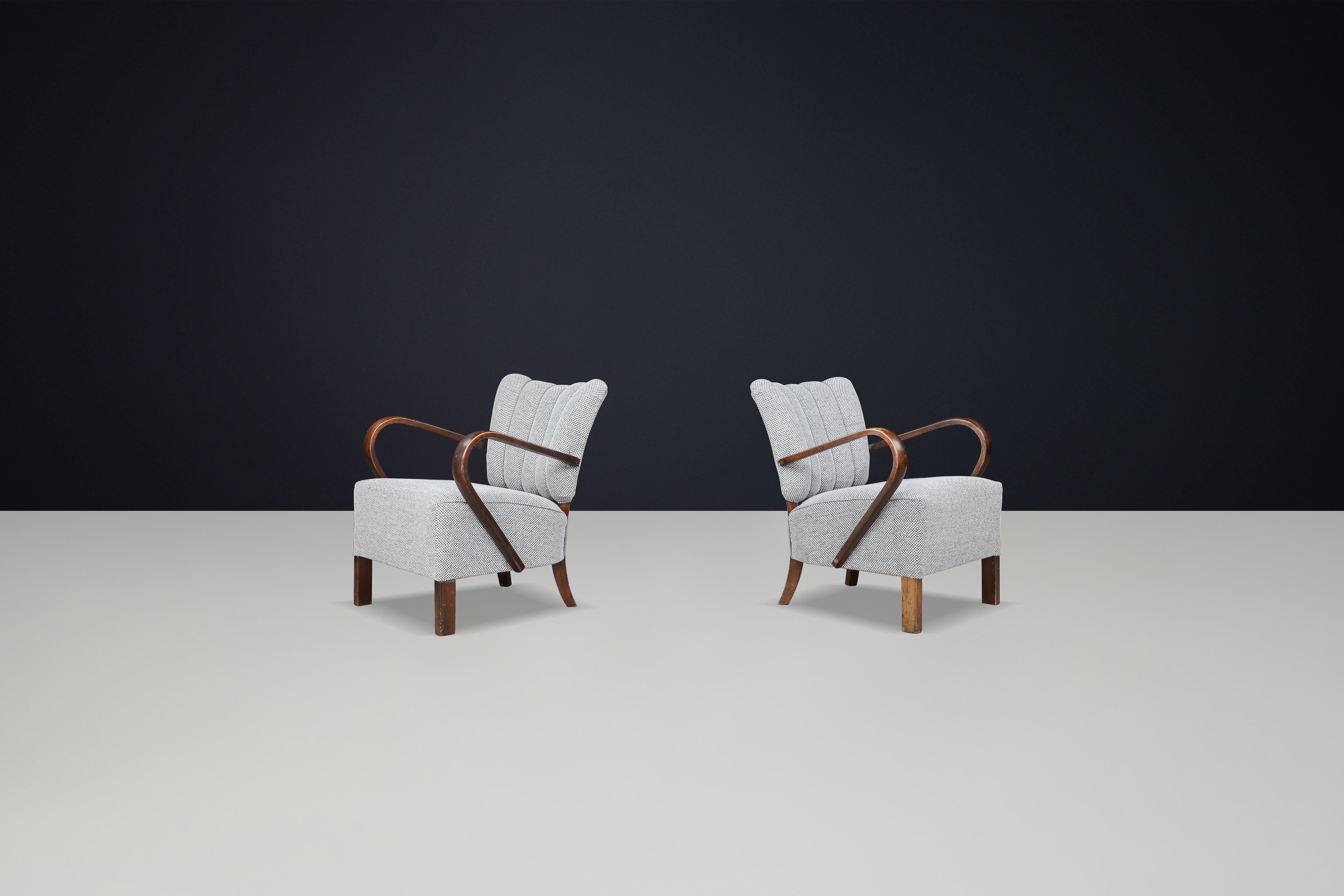 Sillas de salón de madera curvada patinada Jindrich Halabala retapizadas de los años 30, República Checa.

Estas icónicas tumbonas son originarias de Chequia y datan de alrededor de 1930. Fueron fabricados por Thonet y diseñados por Jindrich