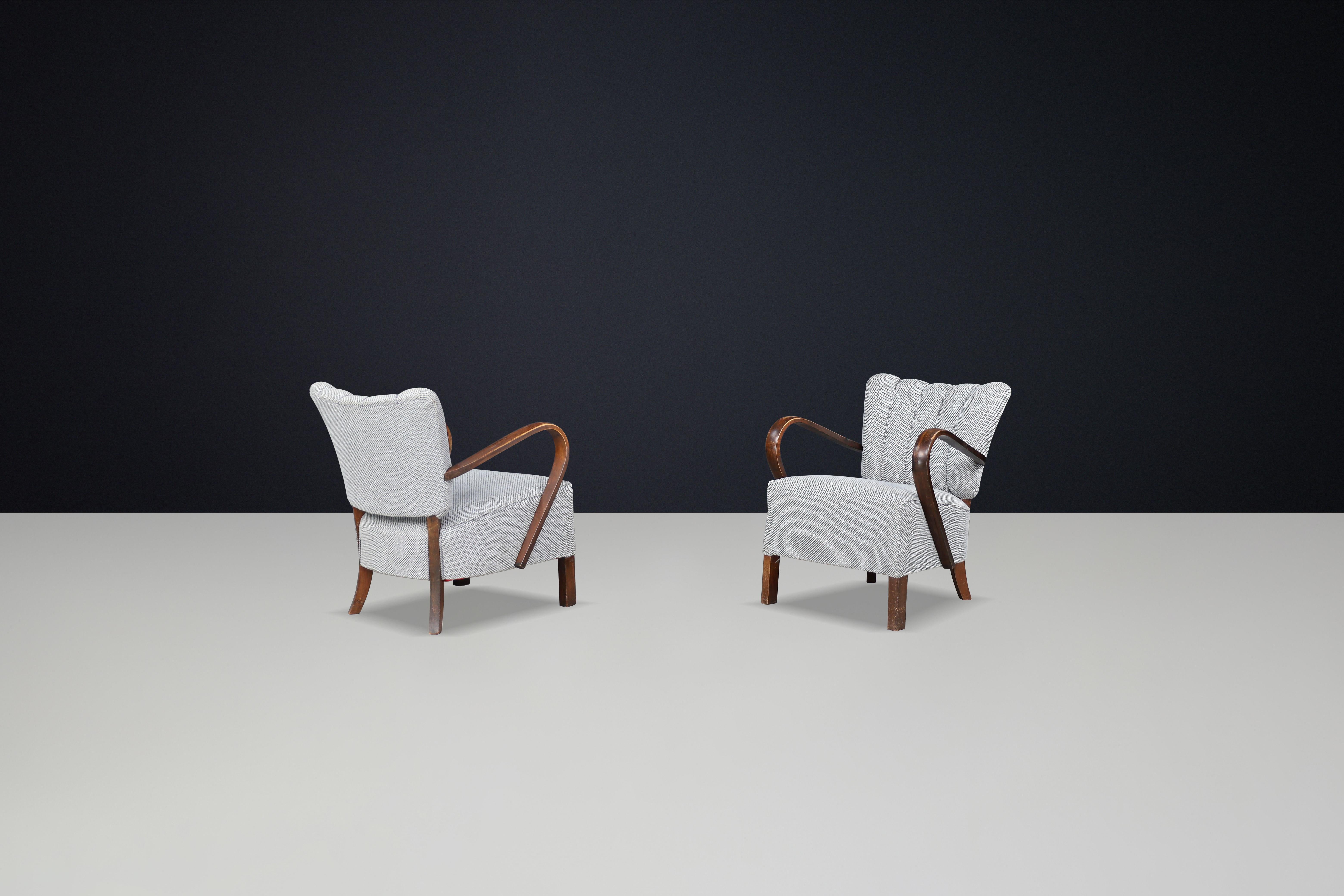 Sillas de salón de madera curvada patinada JIndrich Halabala retapizadas de los años 30 siglo XX en venta