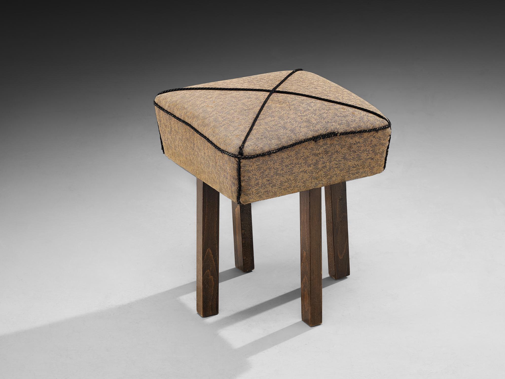 Jindrich Halabala für UP Závody, Hocker, Tabouret, Ottomane, Stoff, Buche, Tschechische Republik, 1930er Jahre.

Dieser poetische Hocker, der in den 1930er Jahren auf dem Höhepunkt der Art-déco-Bewegung entworfen wurde, besticht durch seine