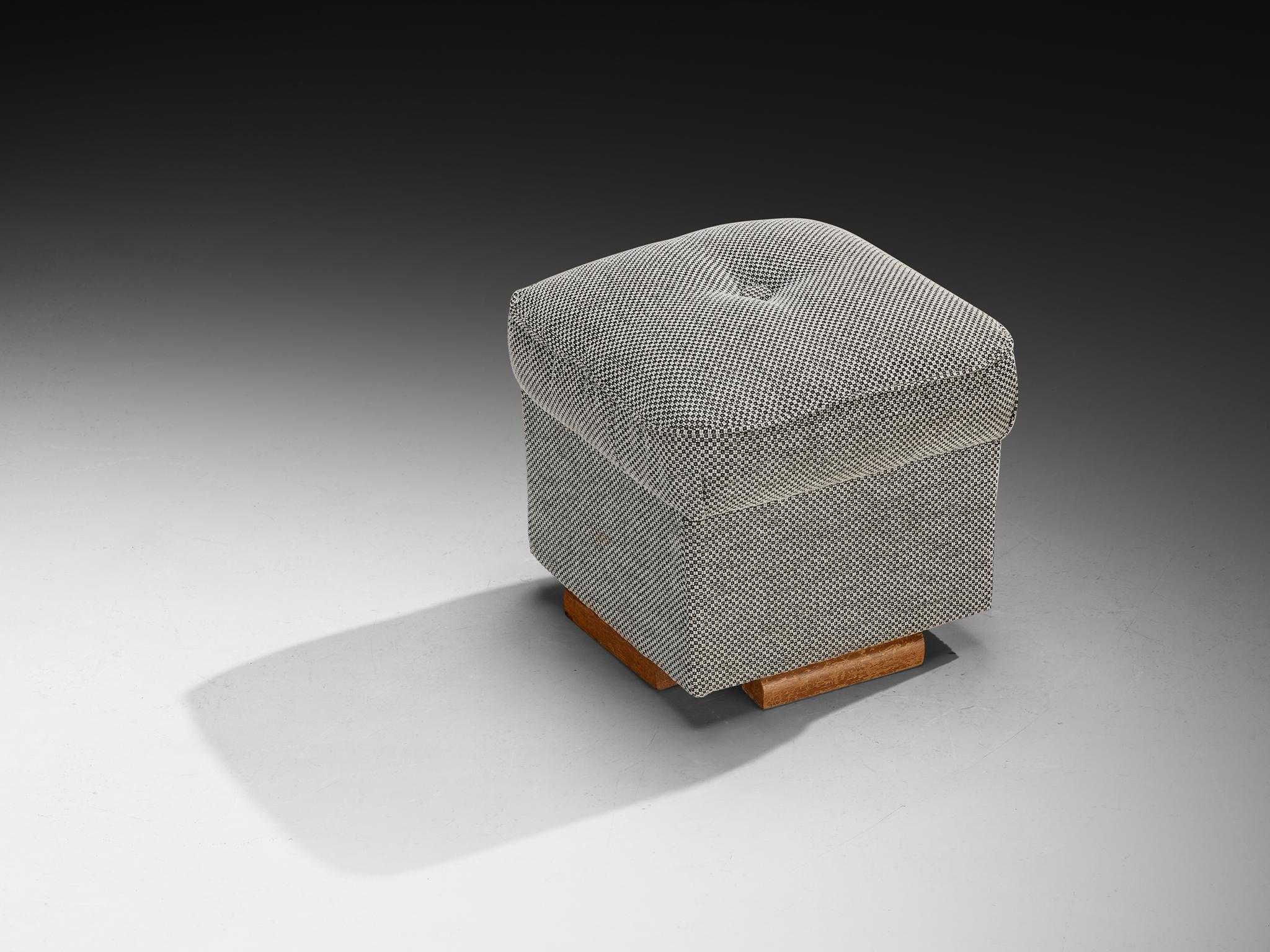 Jindrich Halabala per UP Závody, poggiapiedi, tabouret, pouf, tessuto, faggio, Repubblica Ceca, 1930.

Questo poetico pouf quadrato, disegnato negli anni '30 all'apice del movimento Art Déco, si distingue per la sua tappezzeria artistica e la sua