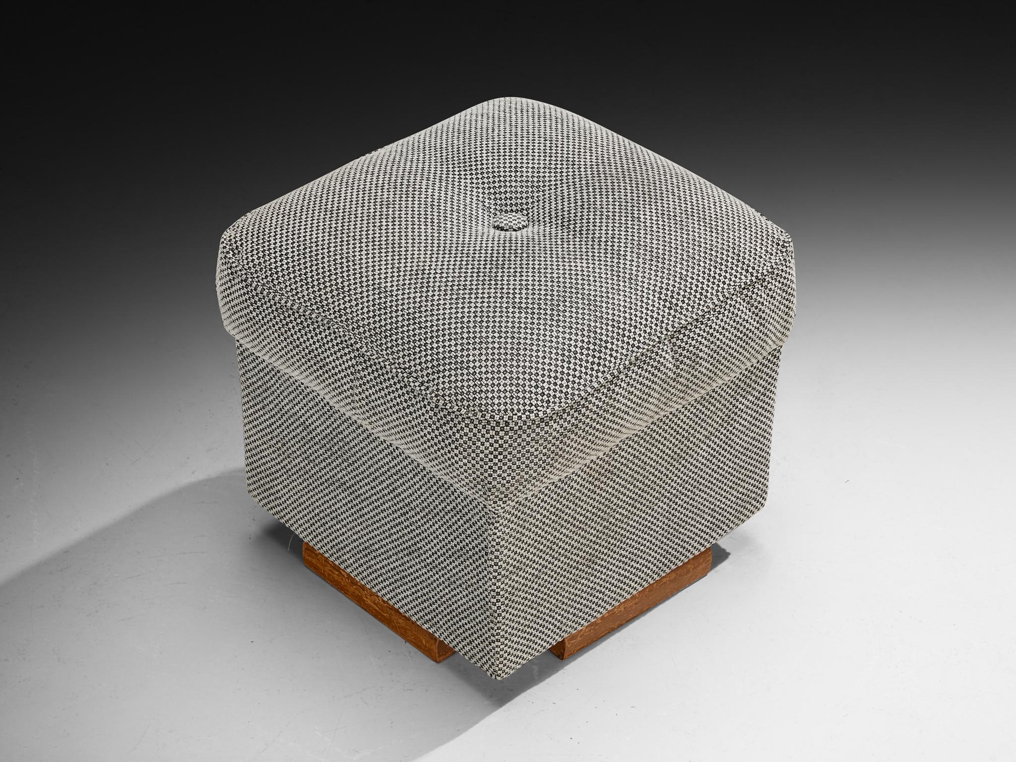 Ceco Sgabello quadrato Jindrich Halabala con tappezzeria decorativa in vendita