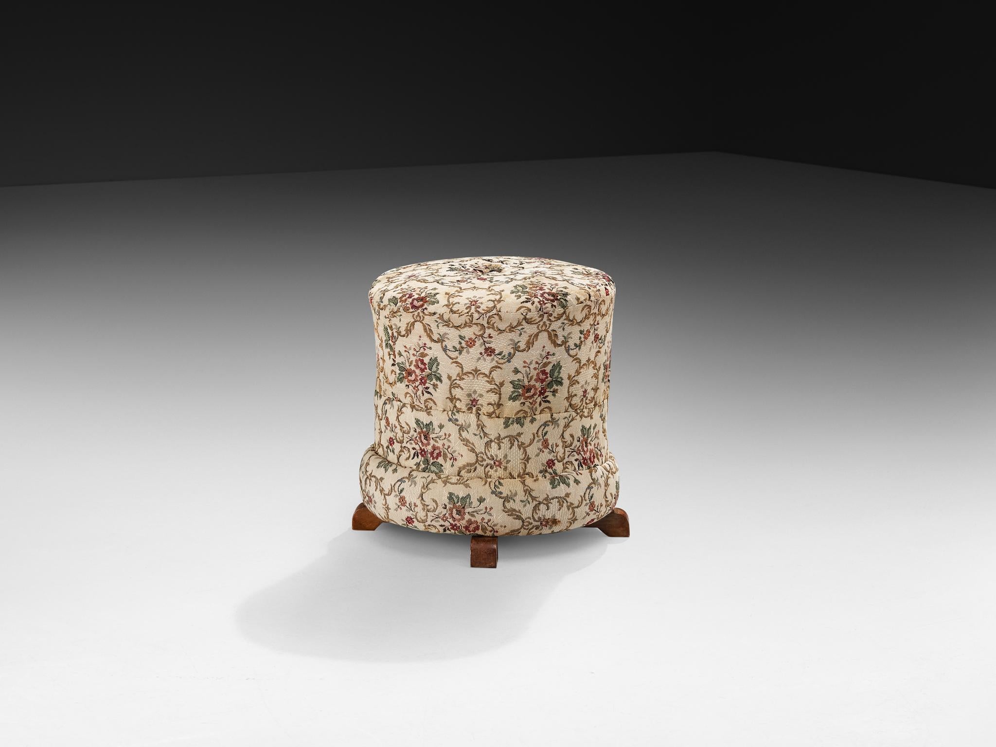 Jindrich Halabala per UP Závody, poggiapiedi, tabouret, pouf, tessuto, noce, Repubblica Ceca, 1930.

Questo poetico pouf, disegnato negli anni '30 all'apice del movimento Art Déco, si distingue per la sua tappezzeria artistica, che conserva ancora