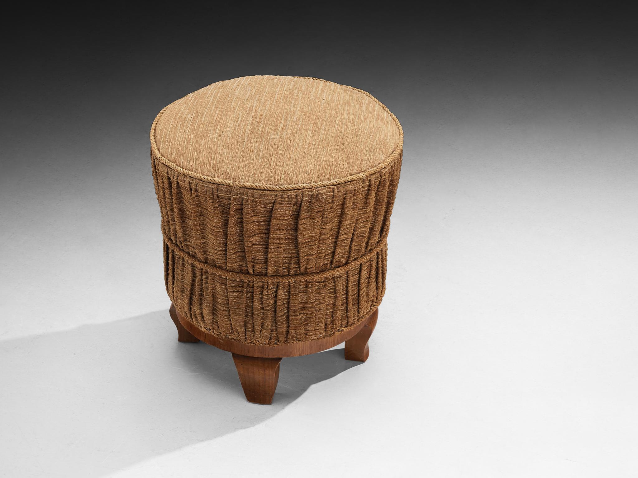 Jindrich Halabala per UP Závody, poggiapiedi, tabouret, pouf, tessuto, ciliegio, Repubblica Ceca, anni '30.

Questo poetico pouf, disegnato negli anni '30 all'apice del movimento Art Déco, si distingue per la sua tappezzeria artistica, che conserva