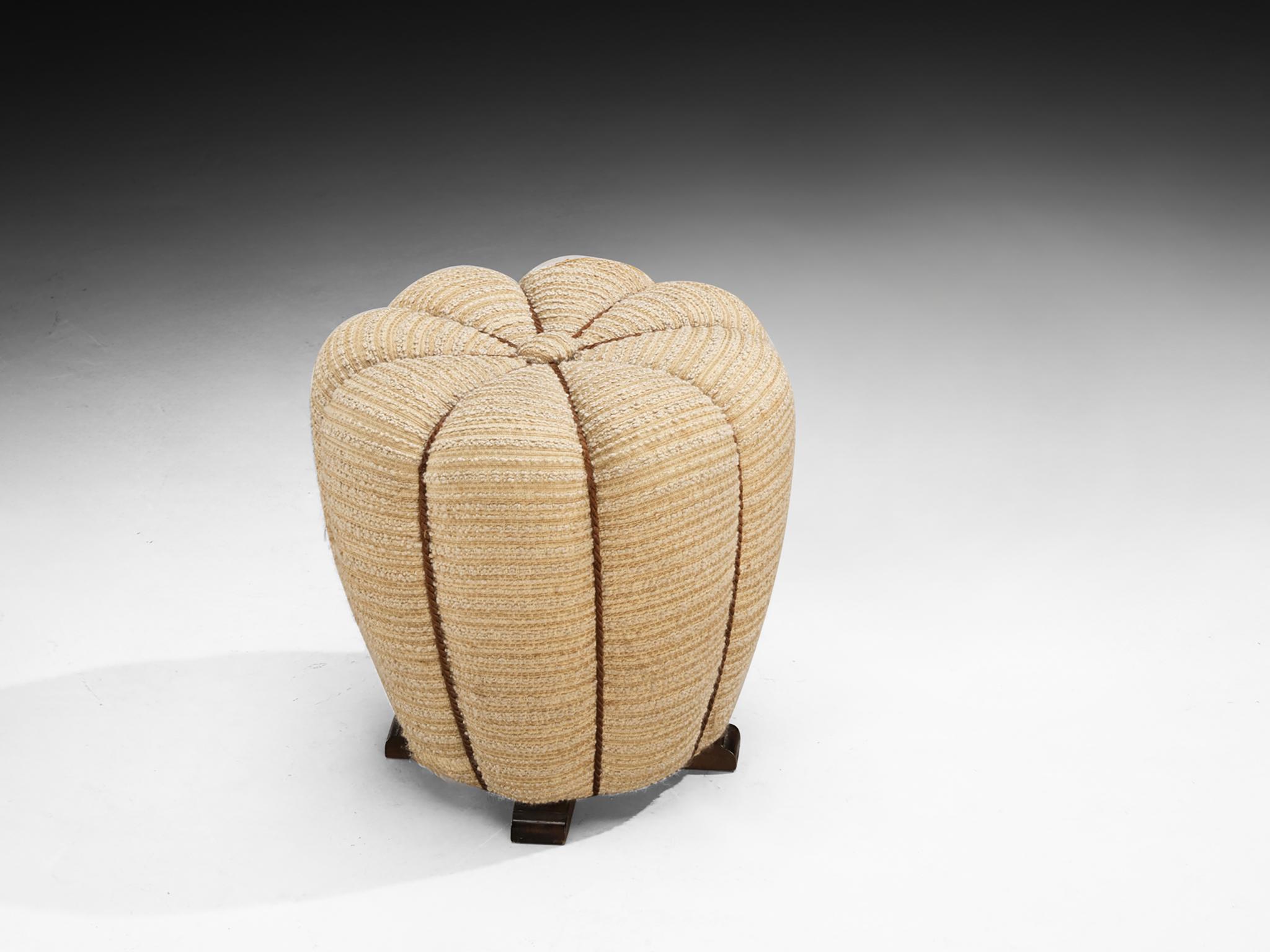 Jindrich Halabala für UP Závody, Hocker, Tabouret, Ottomane, Stoff, Buche, Tschechische Republik, 1930er Jahre.

Dieser poetische Hocker, der in den 1930er Jahren auf dem Höhepunkt der Art-déco-Bewegung entworfen wurde, zeichnet sich durch seine