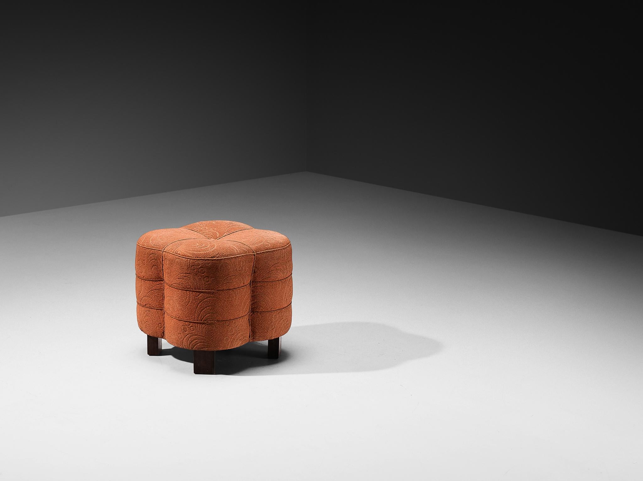 Jindrich Halabala pour Up&Up, pouf, tabouret, ottoman, tissu, hêtre, République tchèque, années 1930.

Ce pouf poétique, conçu dans les années 1930 à l'apogée du mouvement Art déco, se distingue par sa tapisserie artistique, qui a conservé son tissu