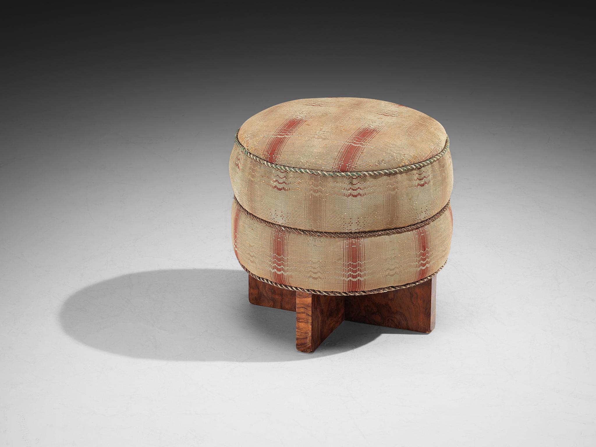 Jindrich Halabala für UP Závody, Hocker, Tabouret, Ottomane, Stoff, Buche, Tschechische Republik, 1930er Jahre.

Dieser poetische Hocker, der in den 1930er Jahren auf dem Höhepunkt der Art-déco-Bewegung entworfen wurde, zeichnet sich durch seine