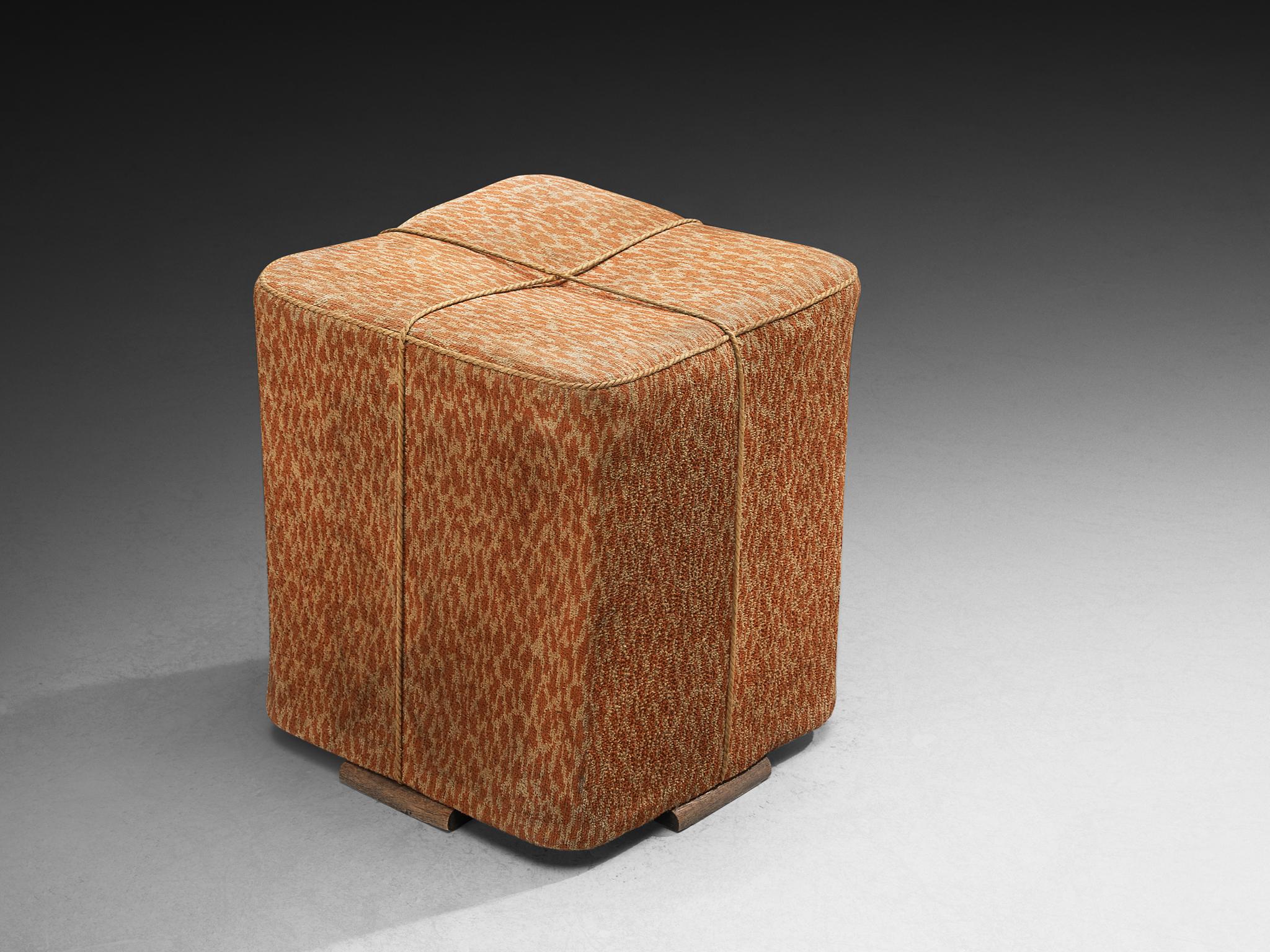 Jindrich Halabala pour Up&Up, pouf, tabouret, ottoman, tissu, hêtre, République tchèque, années 1930.

Ce pouf poétique, conçu dans les années 1930 à l'apogée du mouvement Art déco, se distingue par sa tapisserie artistique, qui a conservé son tissu
