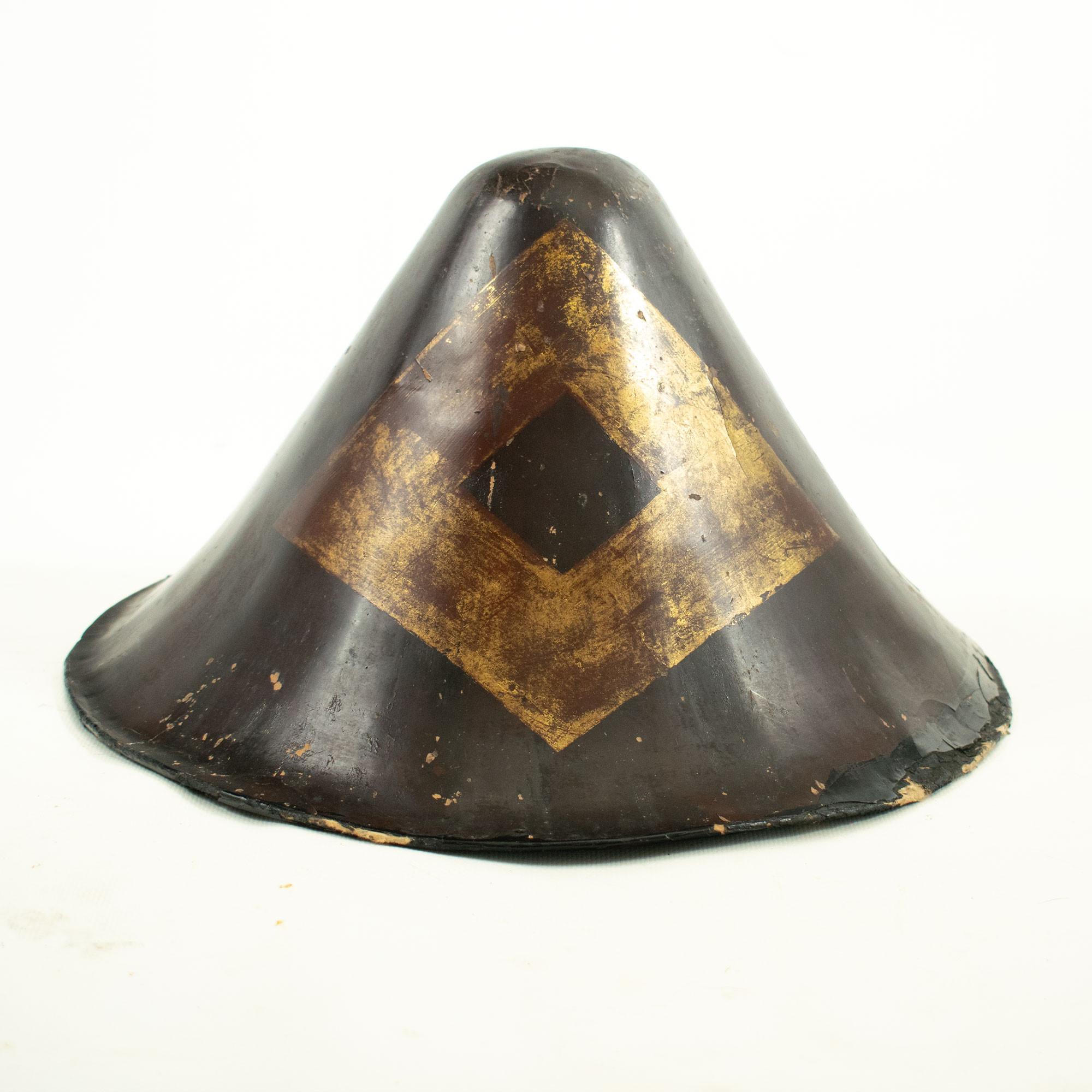 Authentic and origina Jingasa from the Edo period, conical Samurai headdress in harikake (paper mache technique) covered with black lacquer depicting a golden diamond-shaped kamon.

Without tehen (opening at the top of the helmet).  With black