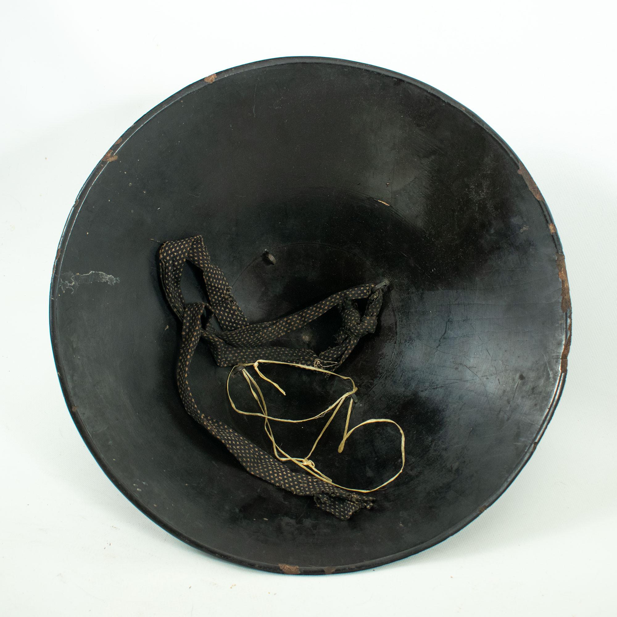 JINGASA aus der EDO-Periode, Samurai-Kopfschmuck Toppai Jingasa im Zustand „Gut“ im Angebot in TEYJAT, FR