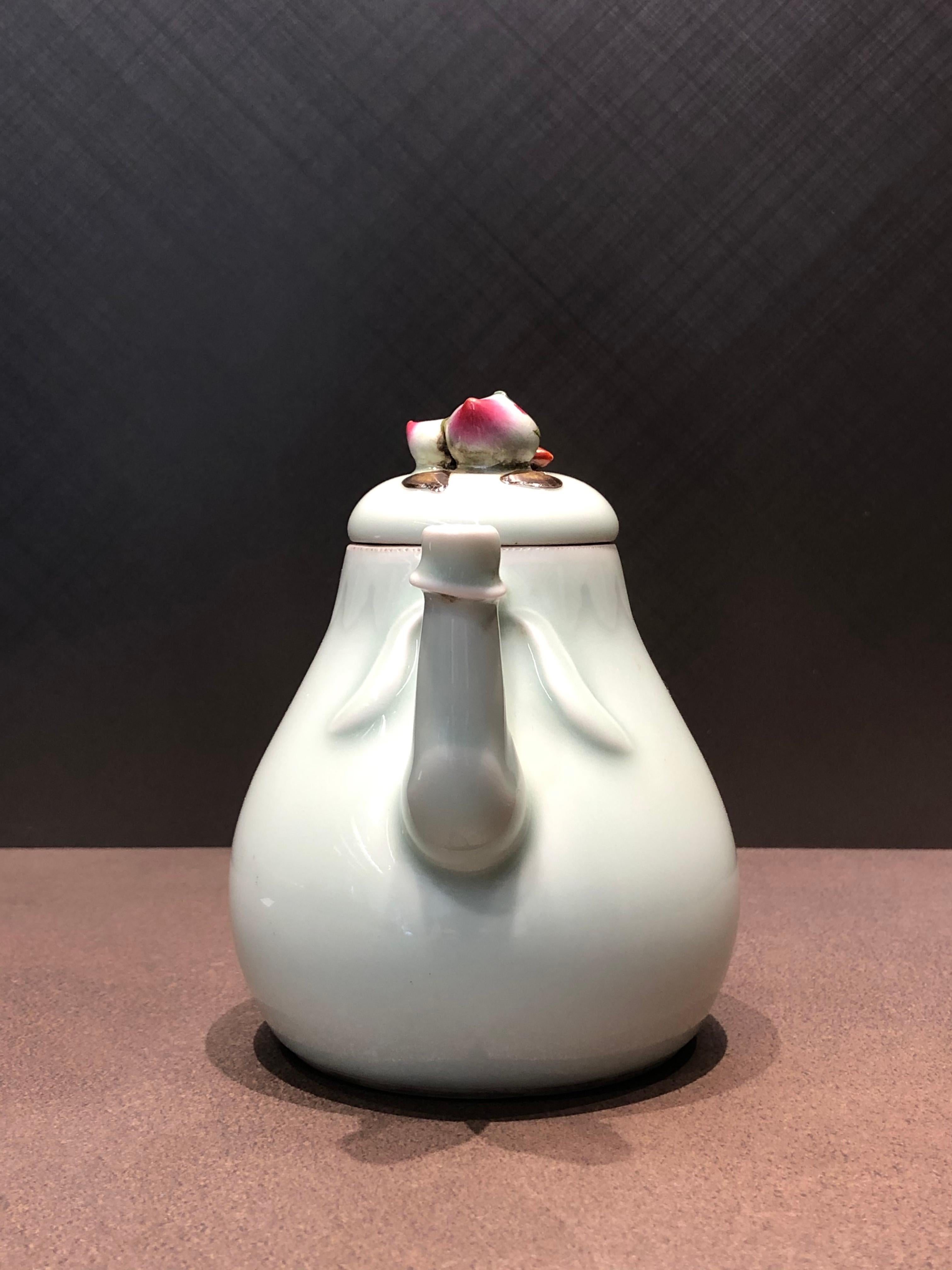 Hand-Painted Jingdezhen Pale Green China Teapot with Peach Designed Lid, Qing Period For Sale