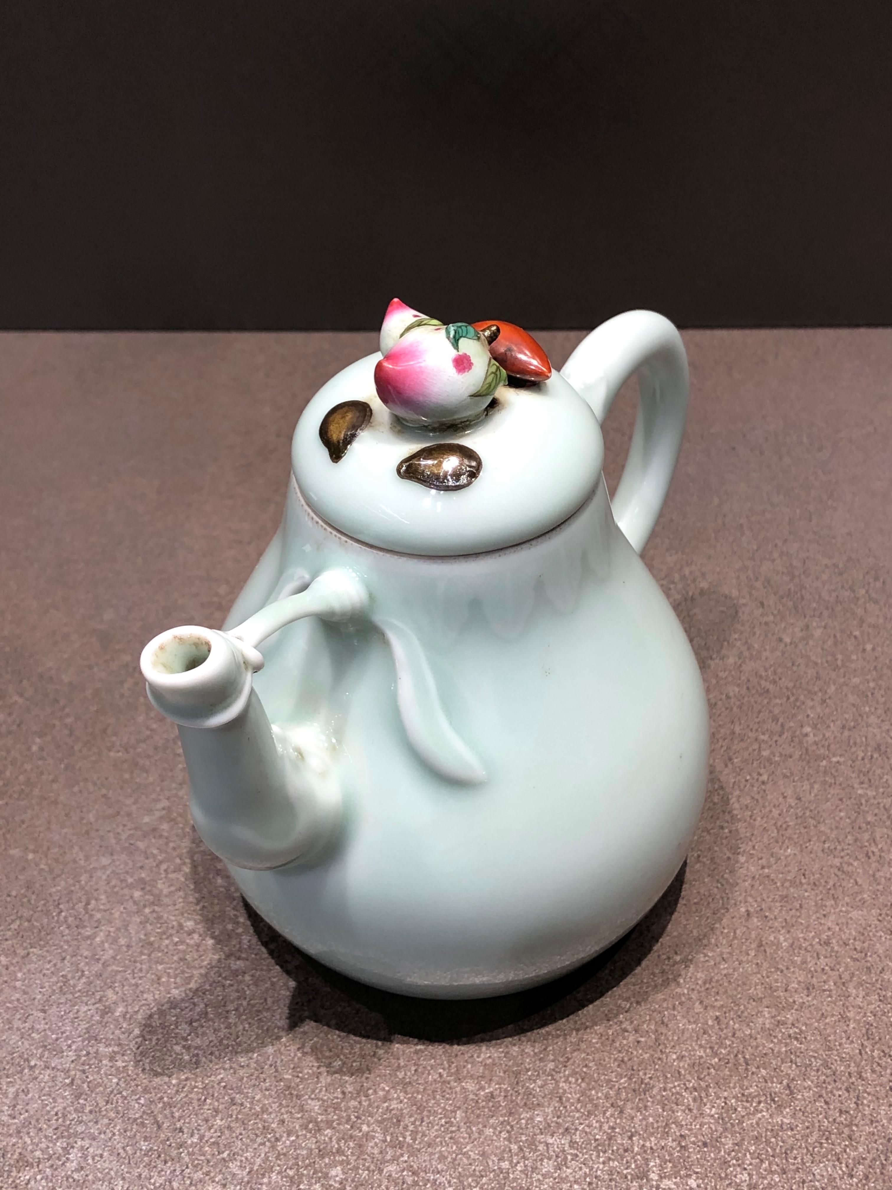 Jingdezhen Pale Green China Teapot with Peach Designed Lid, Qing Period In Good Condition For Sale In Chuo-ku, Tokyo