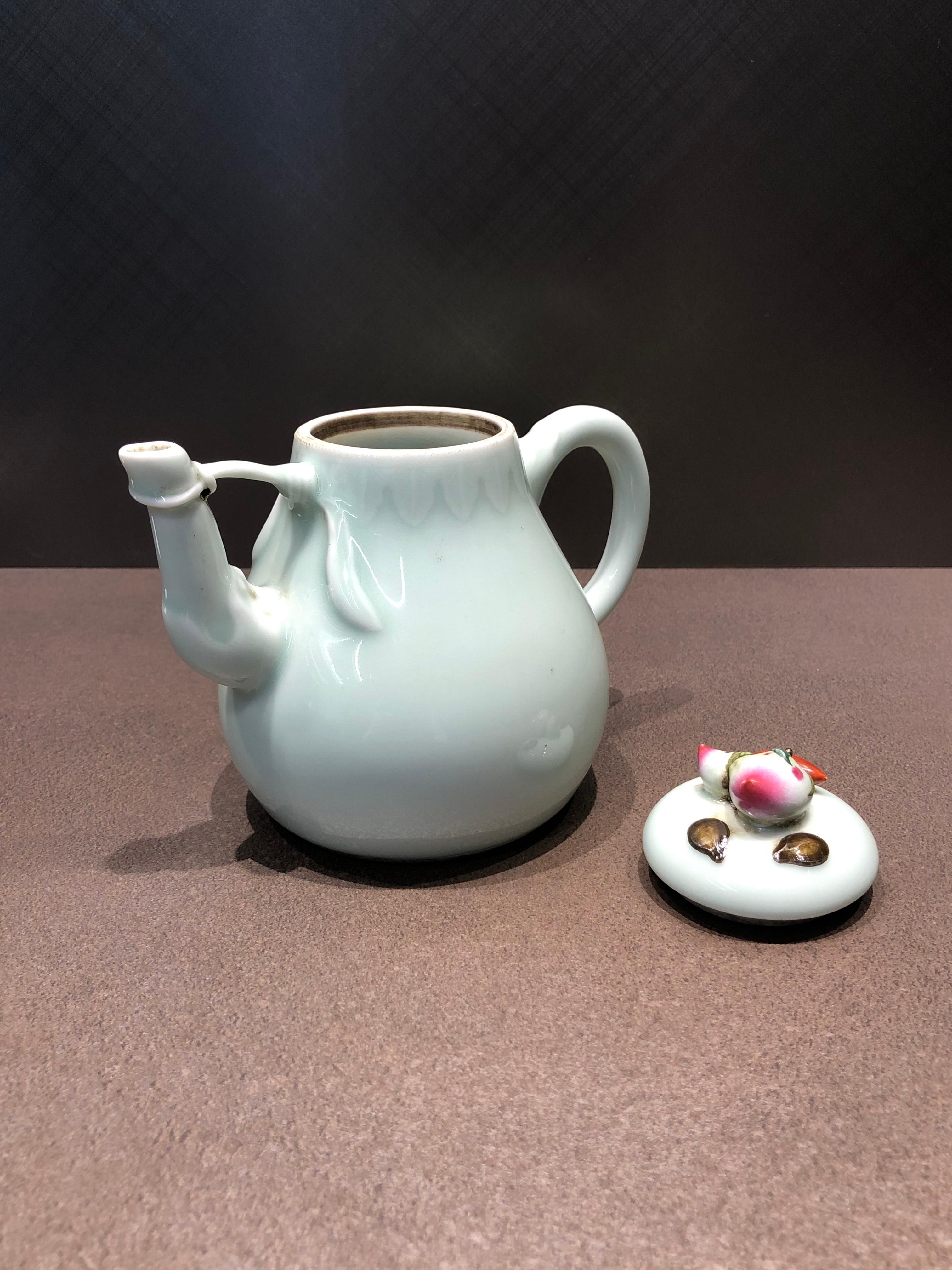 18th Century Jingdezhen Pale Green China Teapot with Peach Designed Lid, Qing Period For Sale