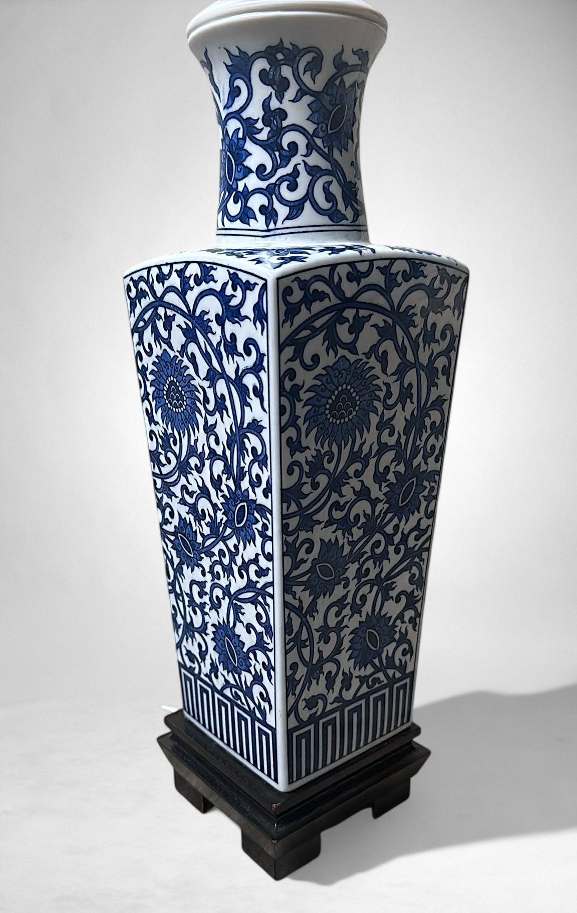 Lampe de table en porcelaine bleue et blanche de style Whitinghen en vente 2