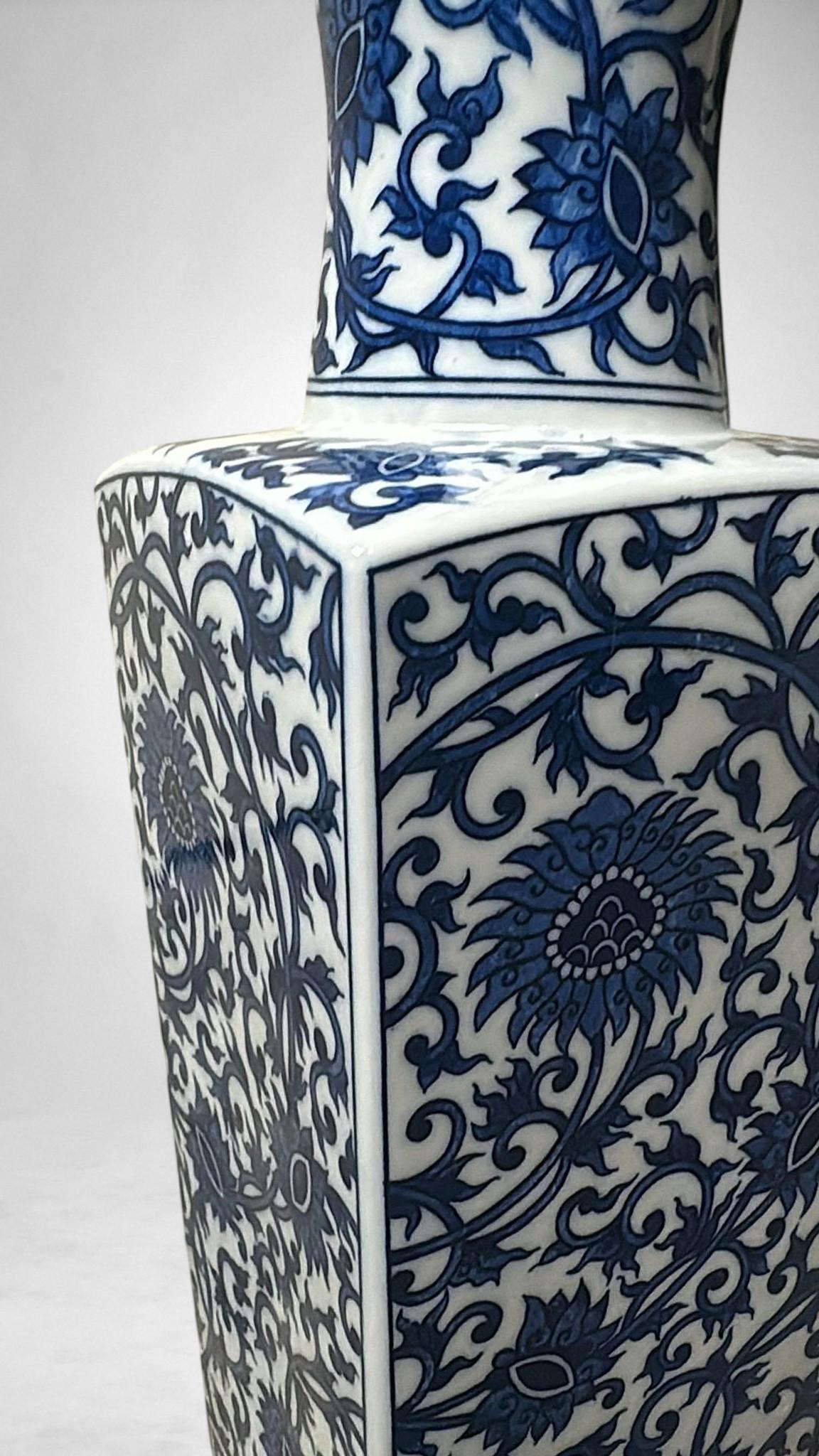 Lampe de table en porcelaine bleue et blanche de style Whitinghen en vente 3