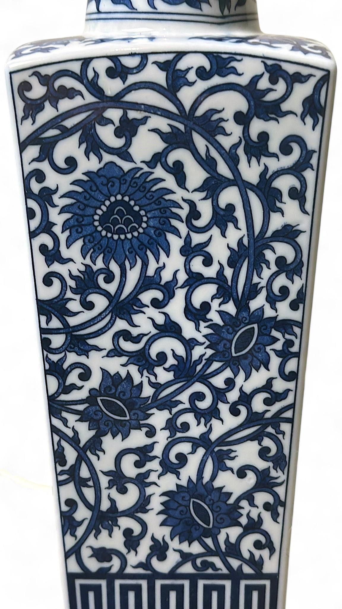 Lampe de table en porcelaine bleue et blanche de style Whitinghen en vente 4