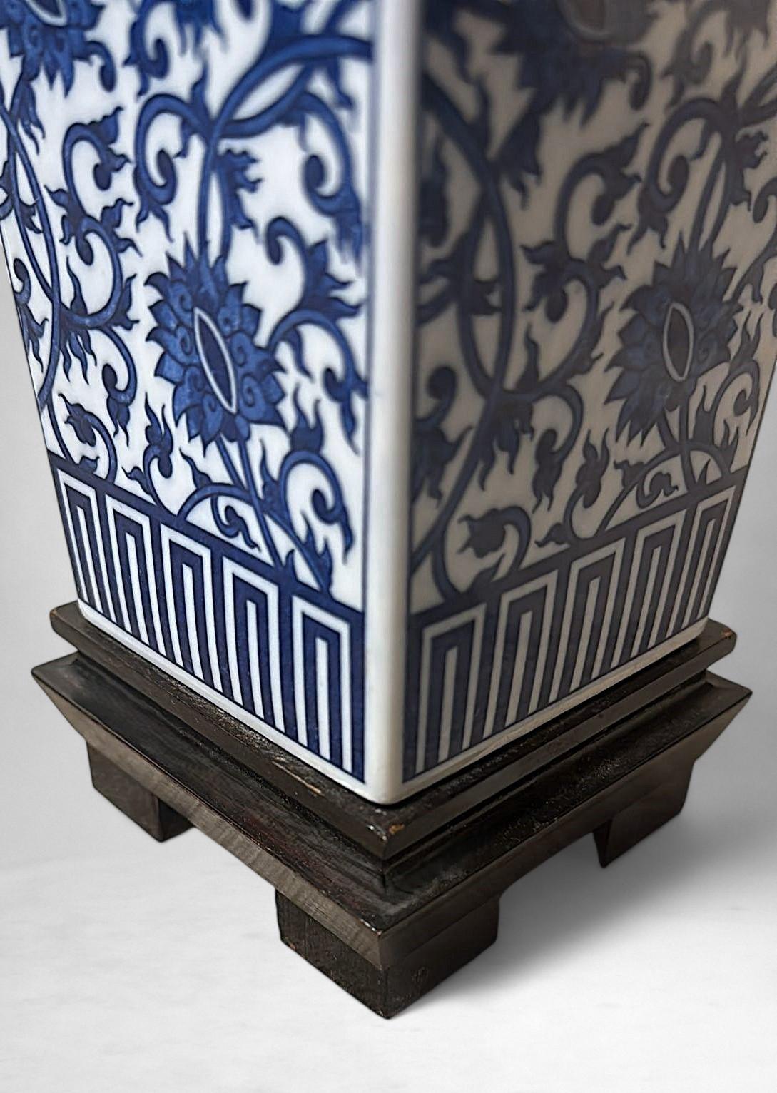 Lampe de table en porcelaine bleue et blanche de style Whitinghen en vente 5