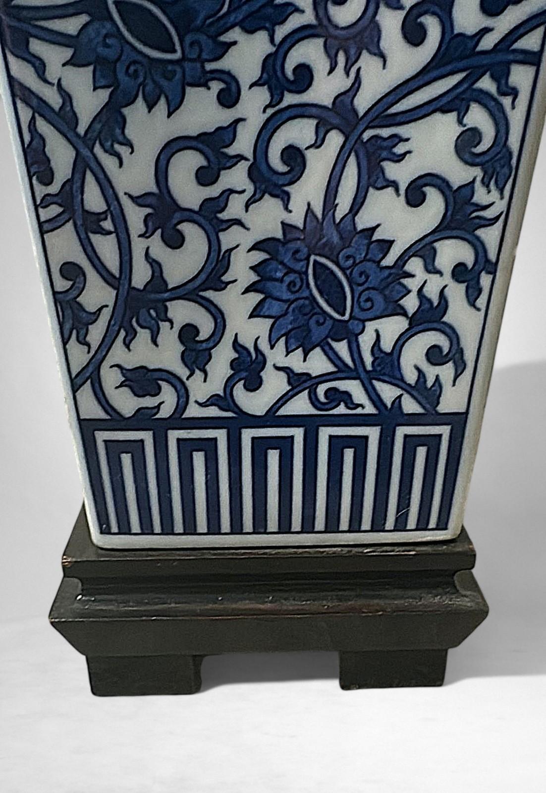 Lampe de table en porcelaine bleue et blanche de style Whitinghen en vente 6