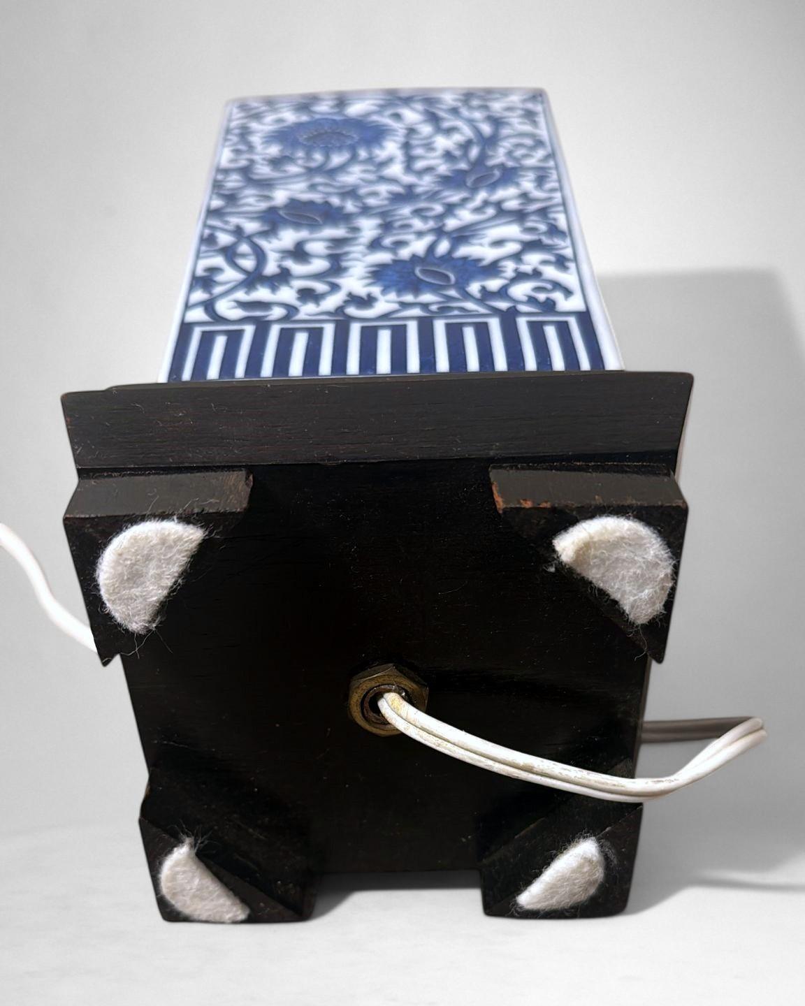 Lampe de table en porcelaine bleue et blanche de style Whitinghen en vente 7