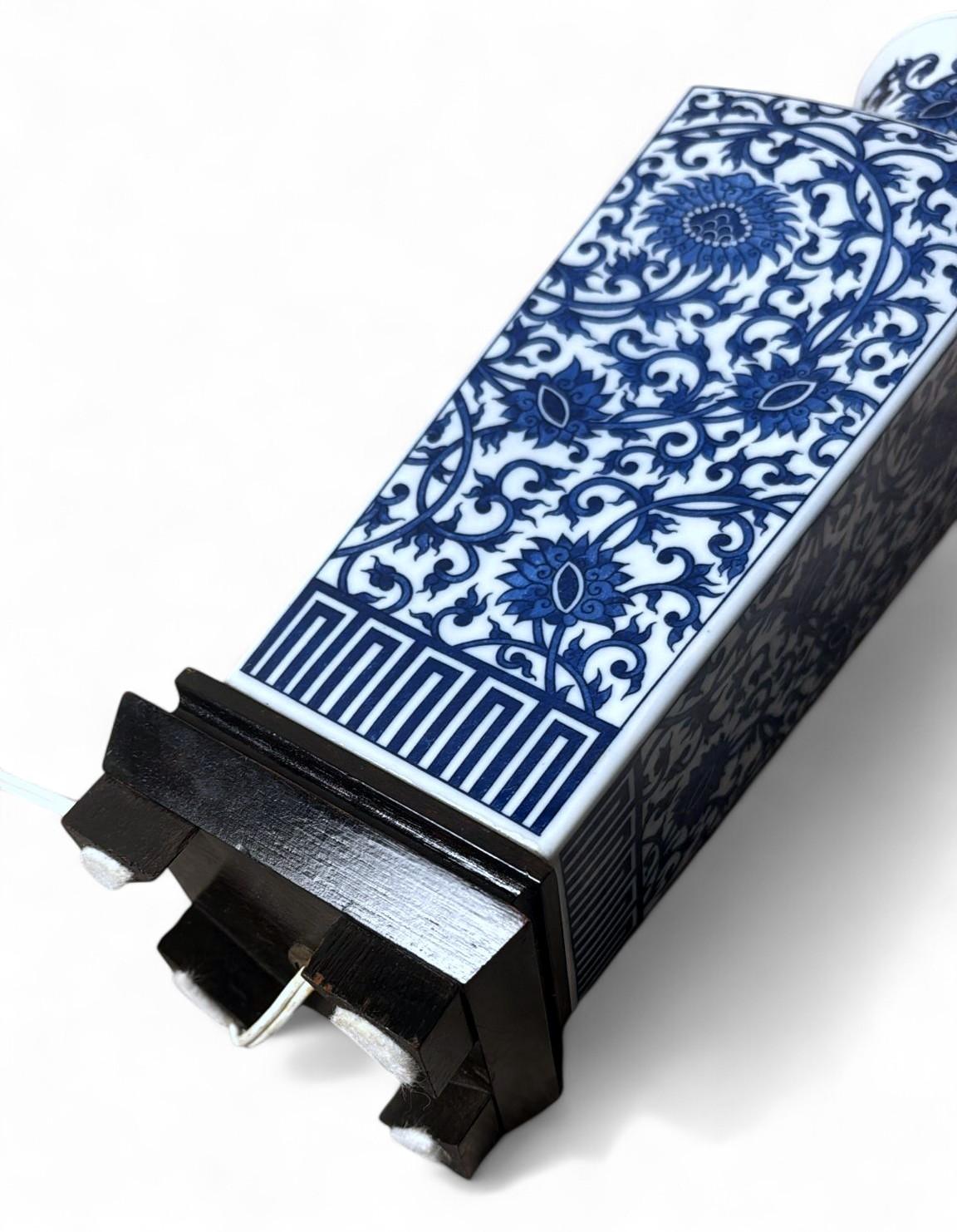 Lampe de table en porcelaine bleue et blanche de style Whitinghen en vente 8