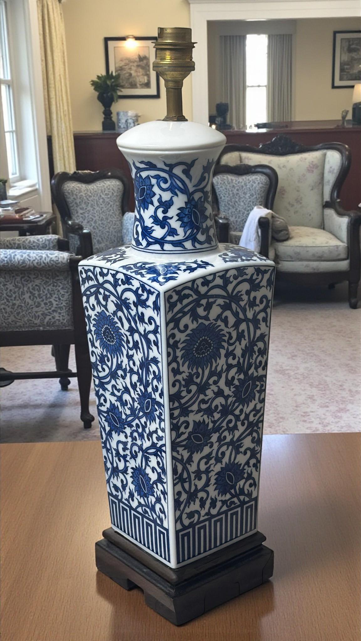 Lampe de table en porcelaine bleue et blanche de style Whitinghen en vente 10