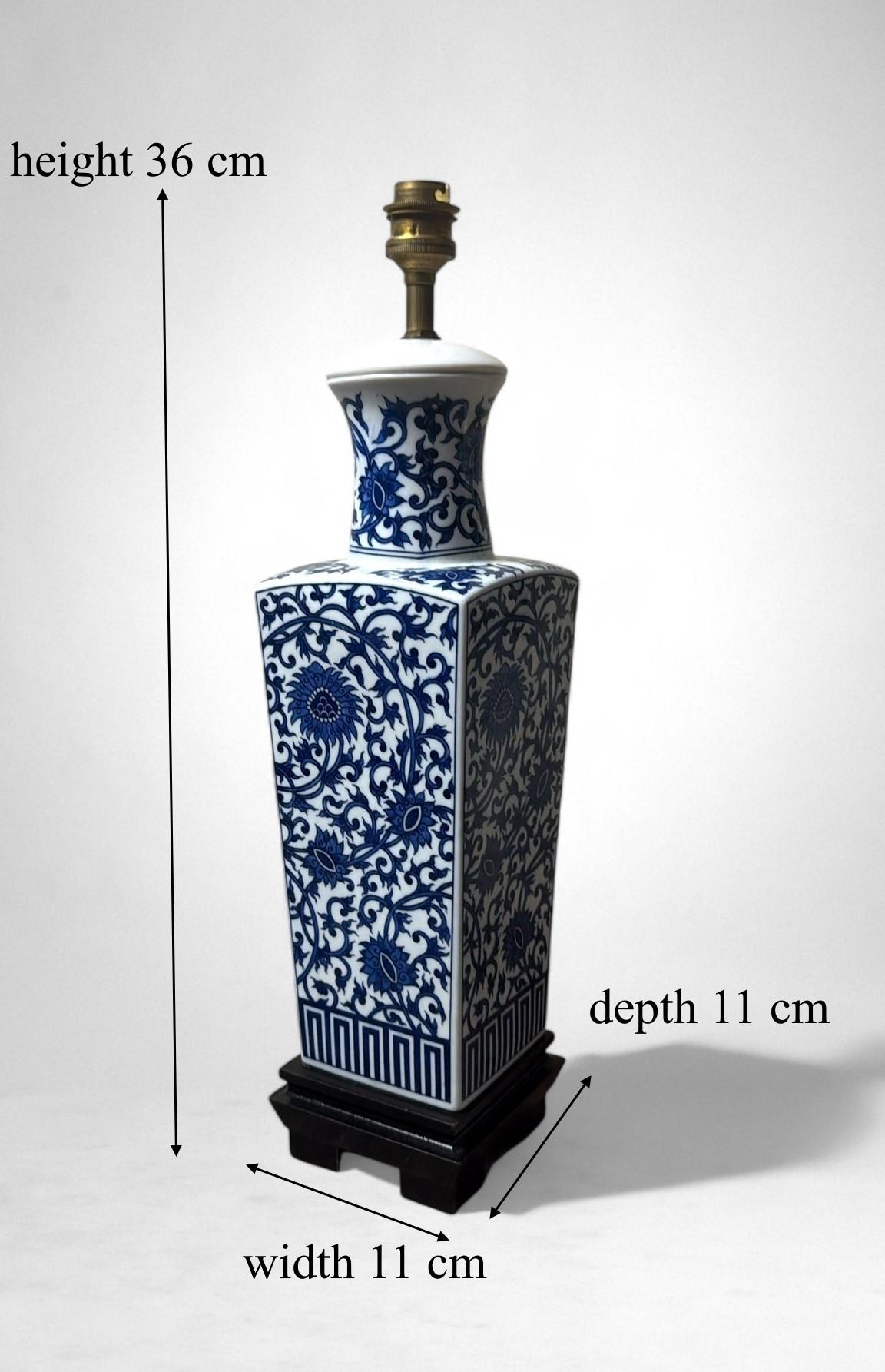 Lampe de table en porcelaine bleue et blanche de style Whitinghen en vente 11