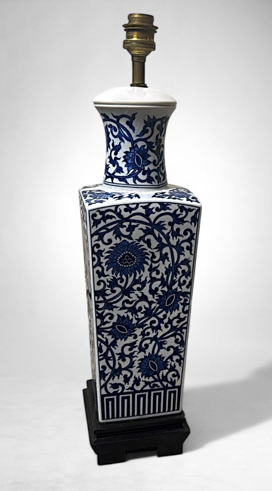 Chinoiseries Lampe de table en porcelaine bleue et blanche de style Whitinghen en vente