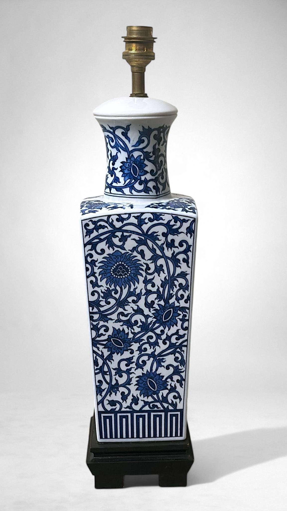 Chinois Lampe de table en porcelaine bleue et blanche de style Whitinghen en vente