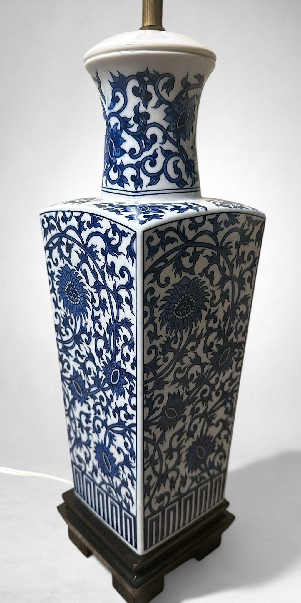 Fait main Lampe de table en porcelaine bleue et blanche de style Whitinghen en vente