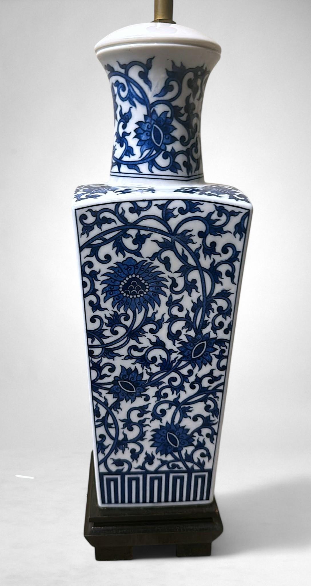 Lampe de table en porcelaine bleue et blanche de style Whitinghen Bon état - En vente à Prato, Tuscany