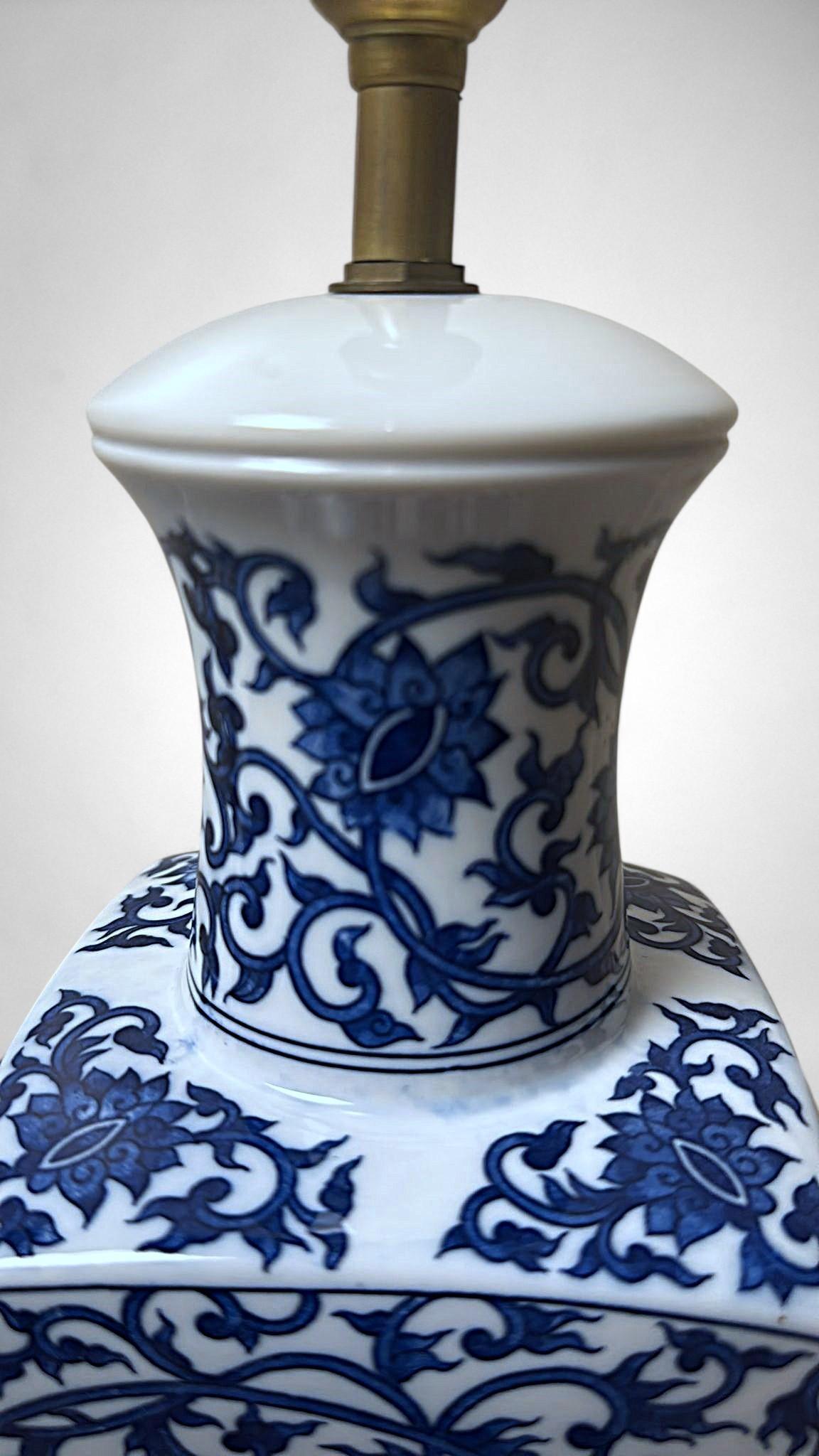 20ième siècle Lampe de table en porcelaine bleue et blanche de style Whitinghen en vente
