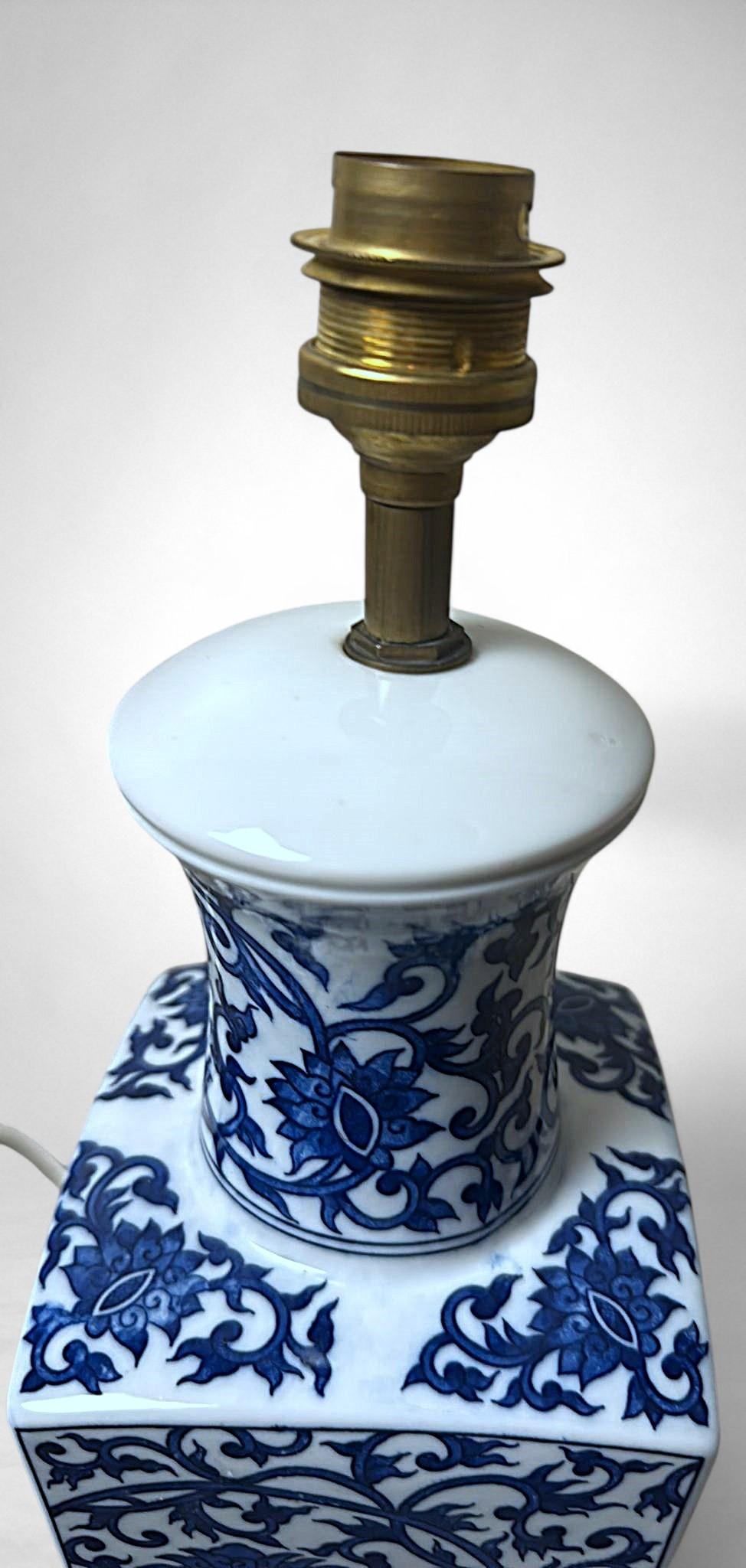 Porcelaine Lampe de table en porcelaine bleue et blanche de style Whitinghen en vente