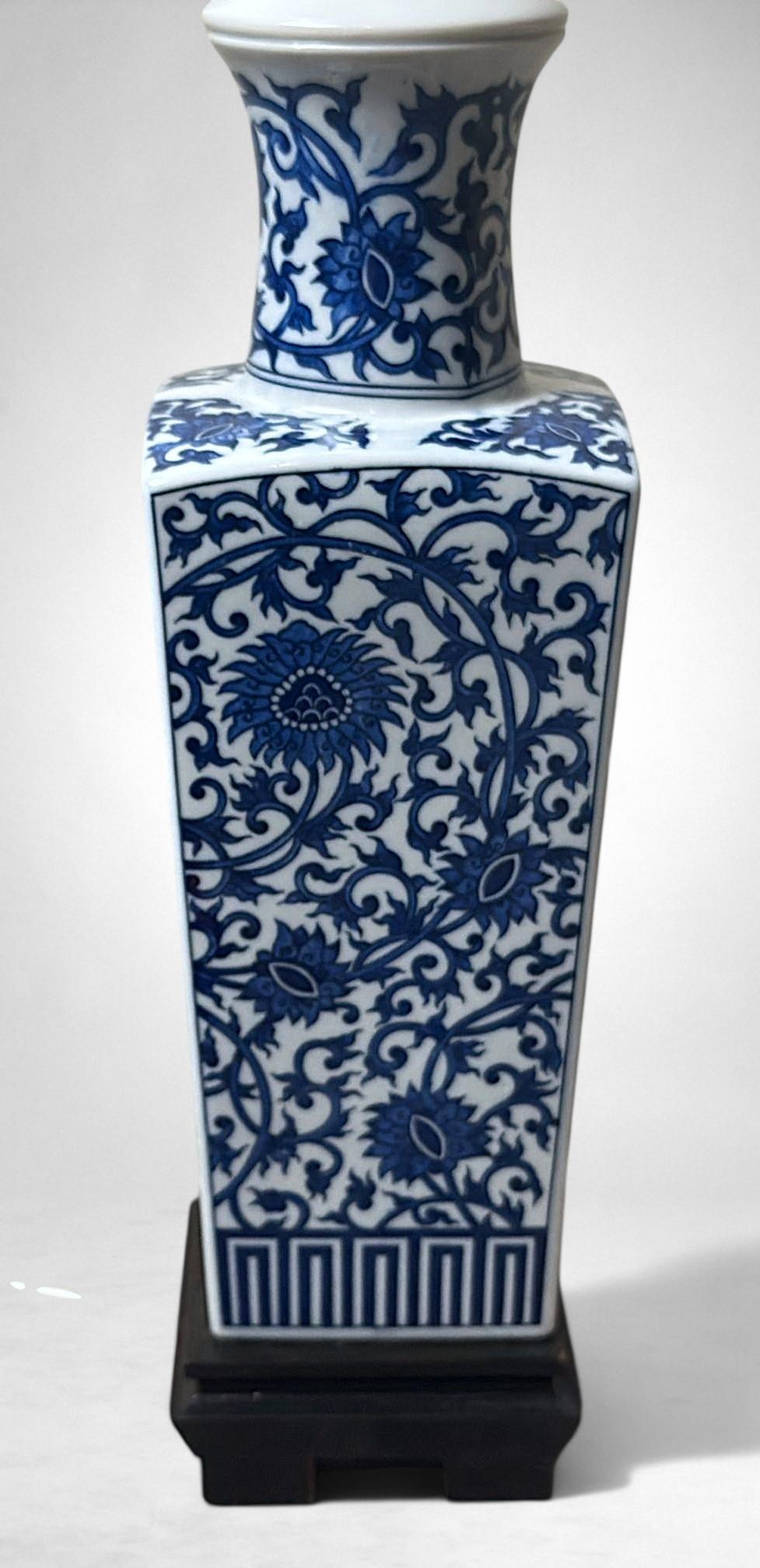 Lampe de table en porcelaine bleue et blanche de style Whitinghen en vente 1