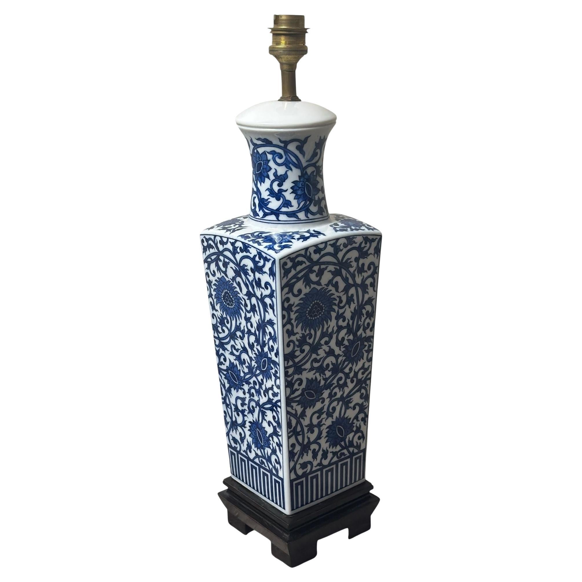 Lampe de table en porcelaine bleue et blanche de style Whitinghen en vente