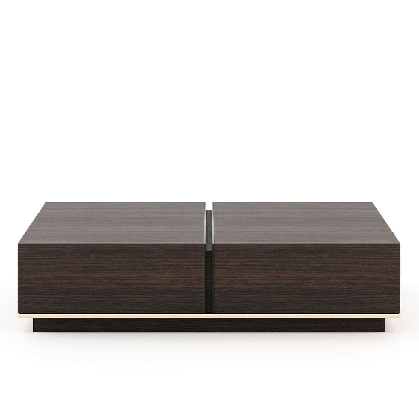 Coffee Table Jino with wooden structure in veneered oak 
in smocked matte finish. Openable coffee table in 2 parts, 
with easy glide system. With polished stainless steel trim. 
Wooden base in veneered oak in smocked matte finish.
Also available