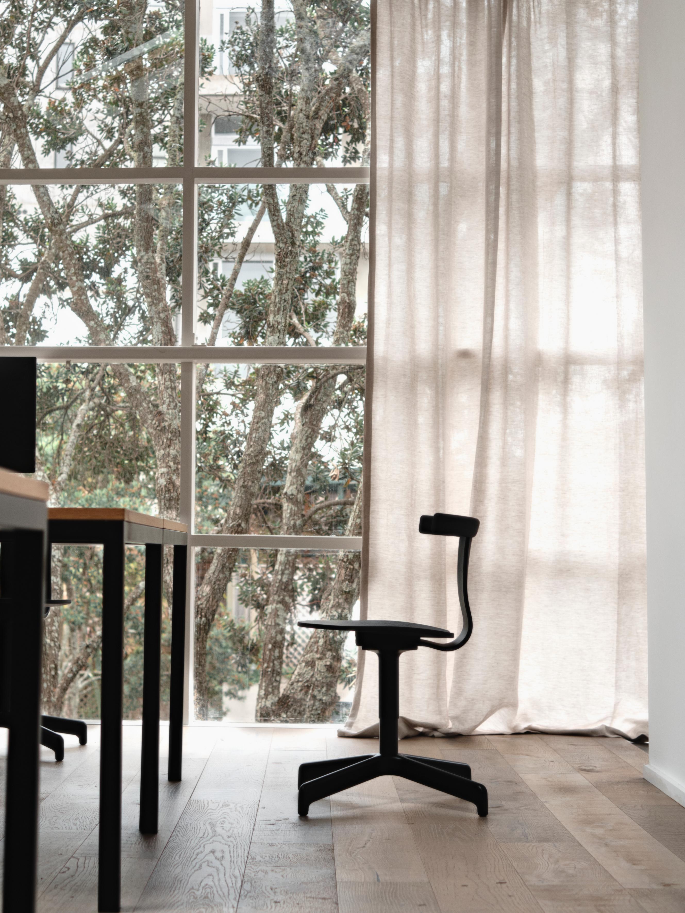 Chaise pivotante à roulettes Jiro de Resident en vente 1