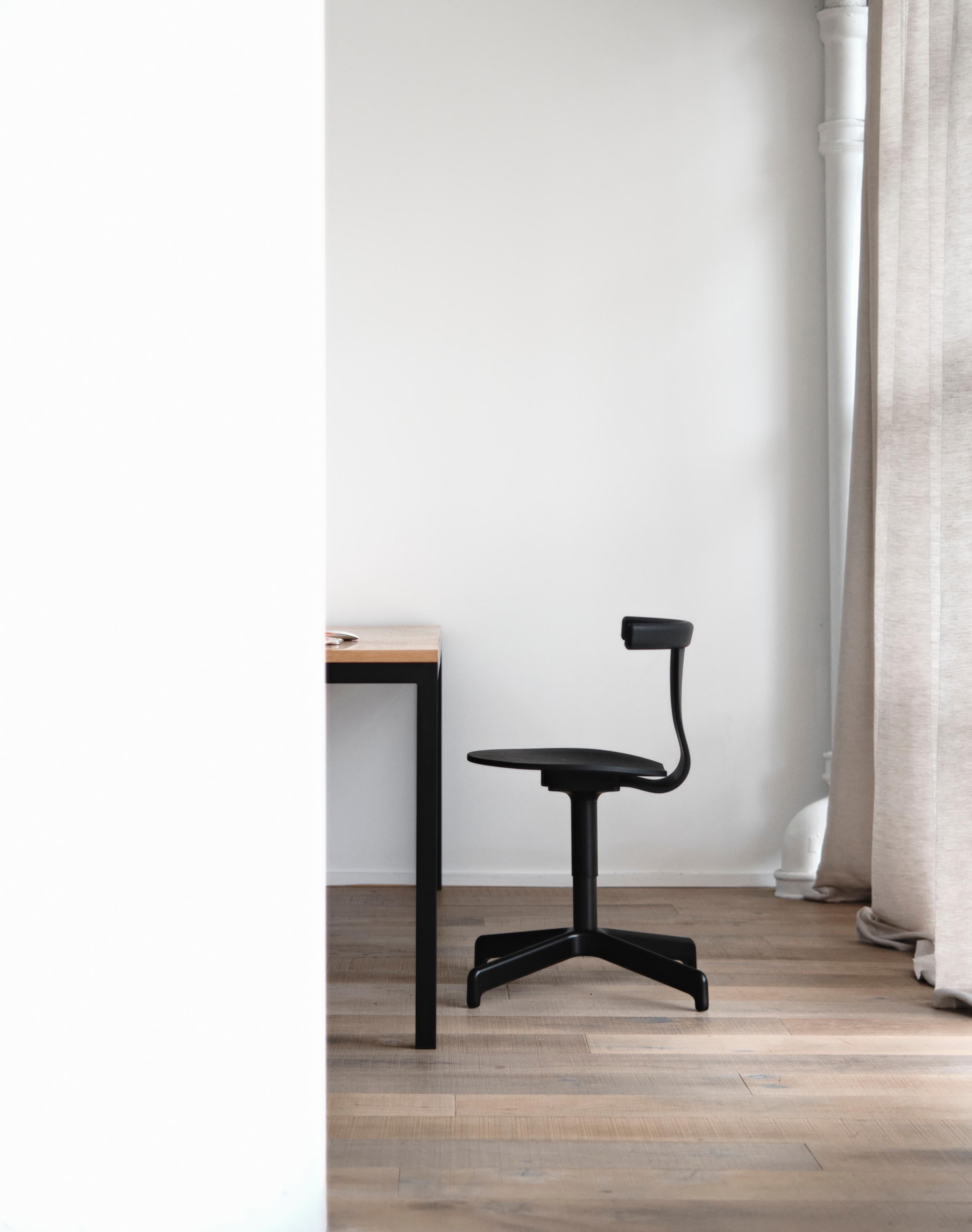 Chaise pivotante à roulettes Jiro de Resident en vente 2