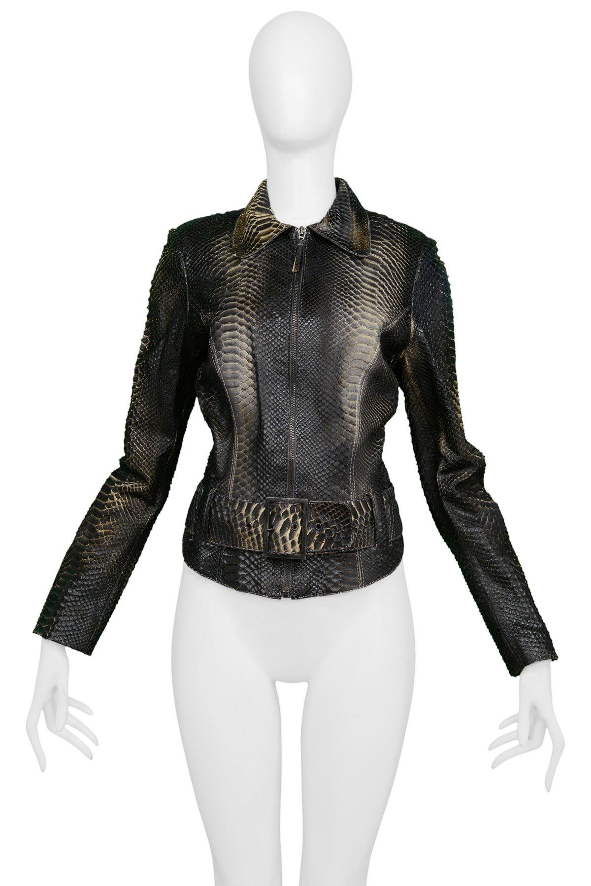 Resurrection Vintage ist begeistert, eine Vintage Jitrois schwarz ombre Schlangenhaut Textur Lederjacke mit einem faltbaren Kragen, Mitte-Front-Reißverschluss, und Gürtel bieten.

Jitrois, Paris
Größe: 38 
Agneau Plonge Leder
Futter: 100%