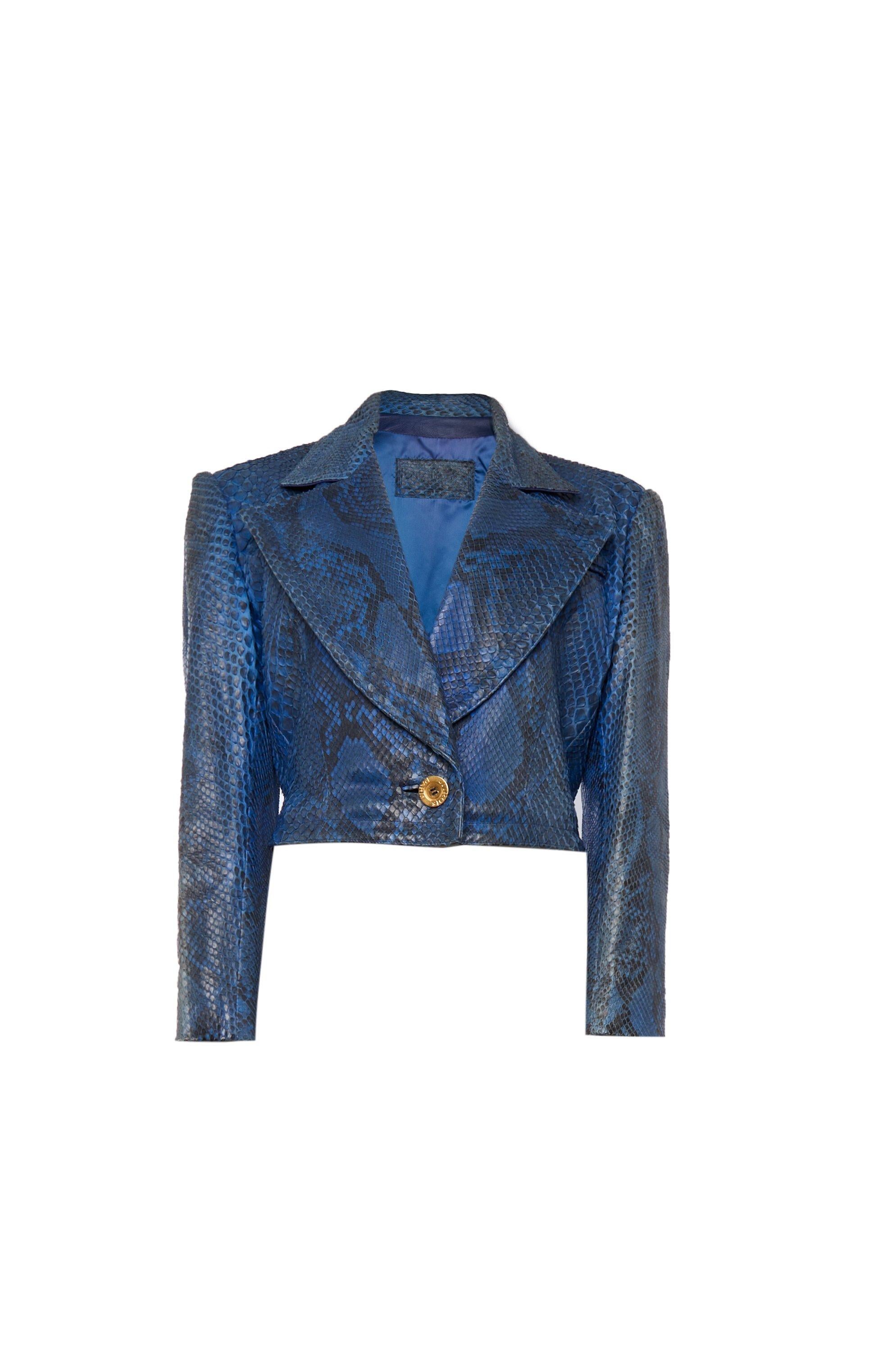 Eleva tu guardarropa con esta impresionante chaqueta de pitón azul Jitrois, una auténtica prenda para cualquier persona que se precie.Confeccionada en piel de pitón de alta calidad, esta chaqueta muestra la icónica textura y el encanto de la piel de